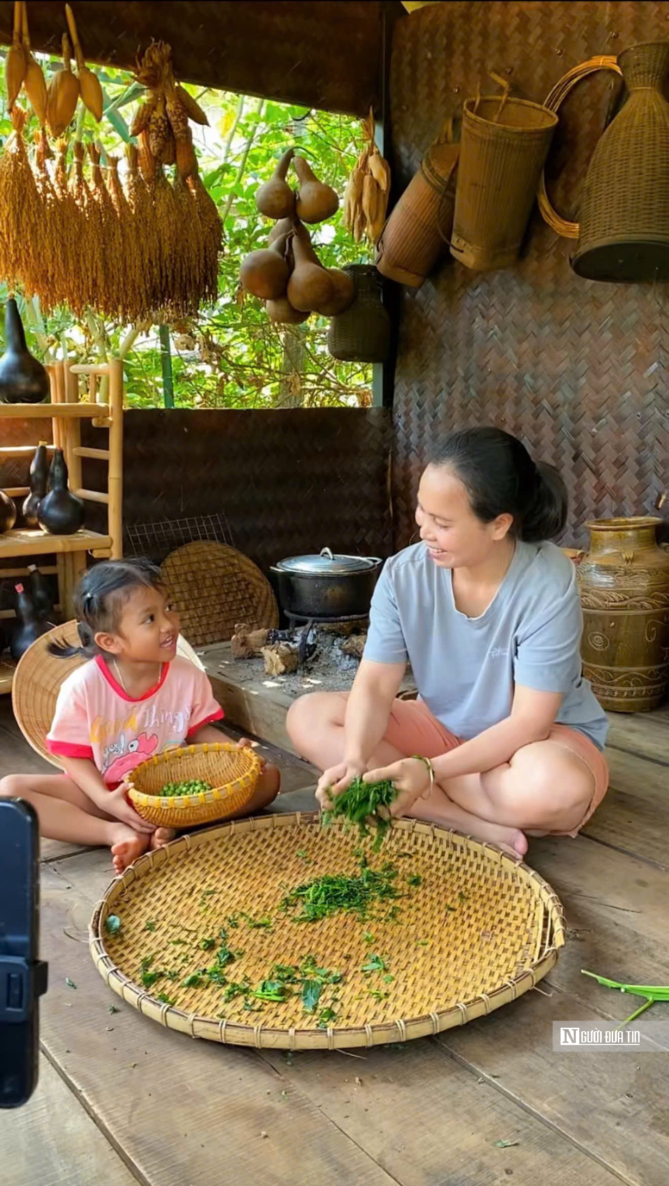 Cô gái Jrai “gói” hương vị núi rừng vào những clip triệu view- Ảnh 3. Cô gái Jrai “gói” hương vị núi rừng vào những clip triệu view- Ảnh 3.