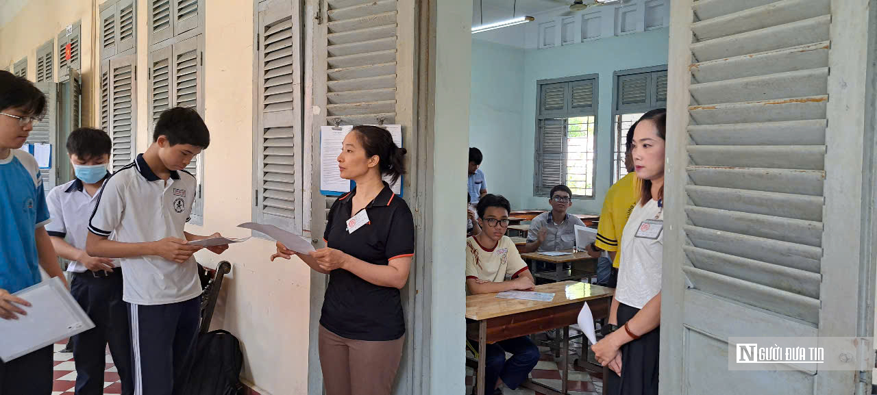 Cha mẹ cùng con “hành quân” lên Tp.HCM dự thi vào trường chuyên- Ảnh 1. Cha mẹ cùng con “hành quân” lên Tp.HCM dự thi vào trường chuyên- Ảnh 1.