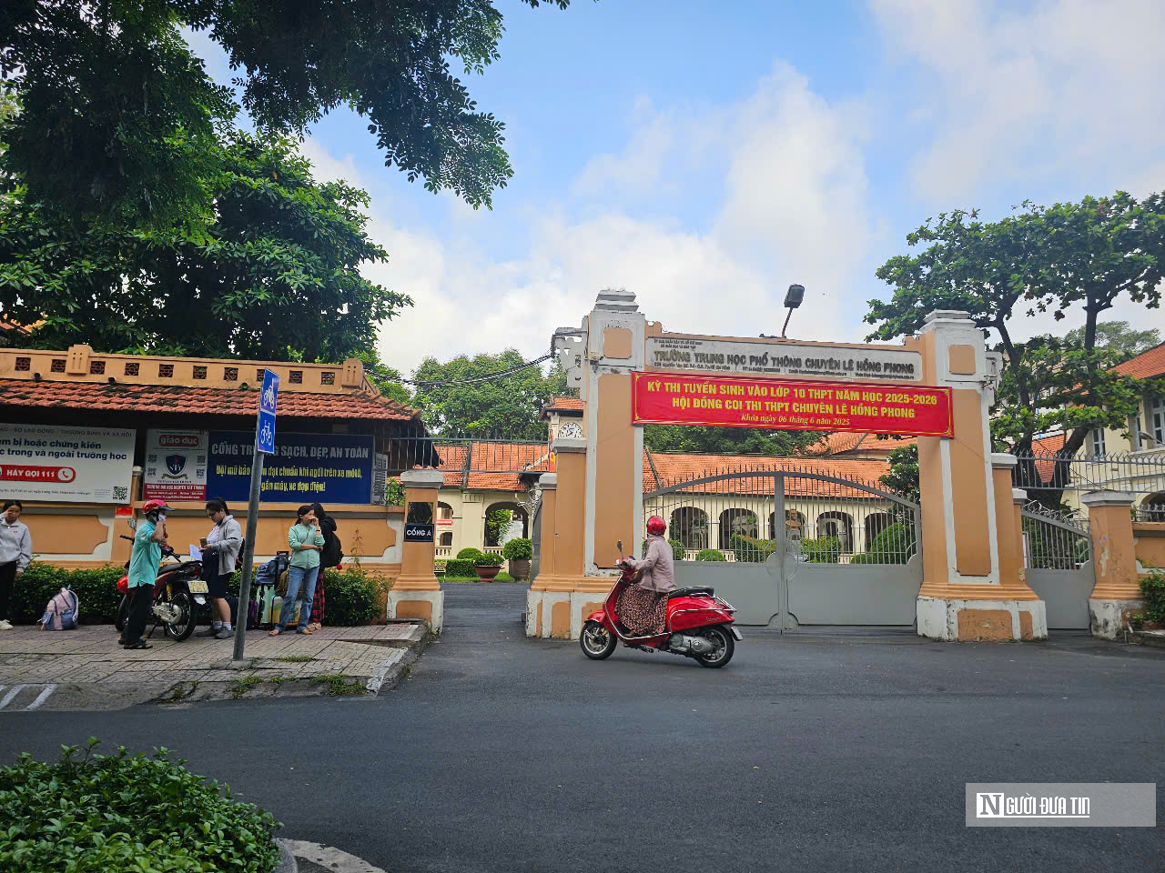 Cha mẹ cùng con “hành quân” lên Tp.HCM dự thi vào trường chuyên- Ảnh 5. Cha mẹ cùng con “hành quân” lên Tp.HCM dự thi vào trường chuyên- Ảnh 5.