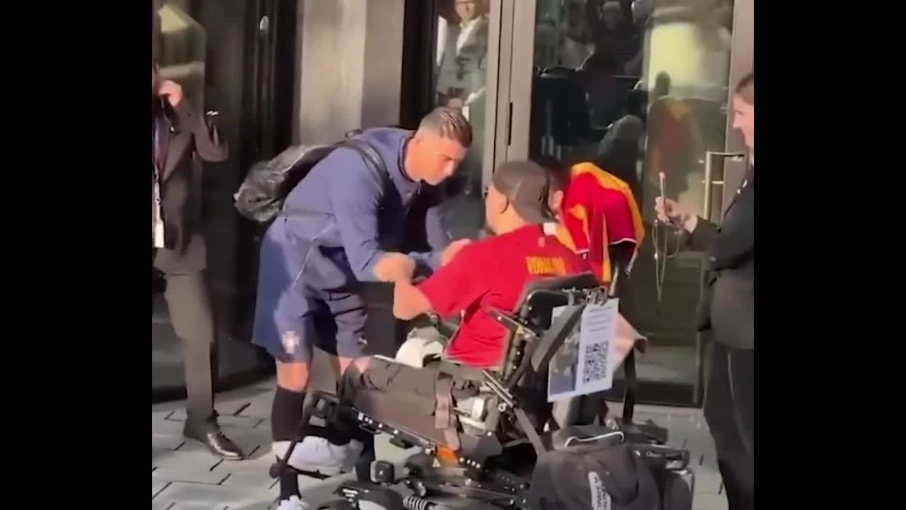 Ronaldo bị xe lăn đâm trúng- Ảnh 1. Ronaldo bị xe lăn đâm trúng- Ảnh 1.