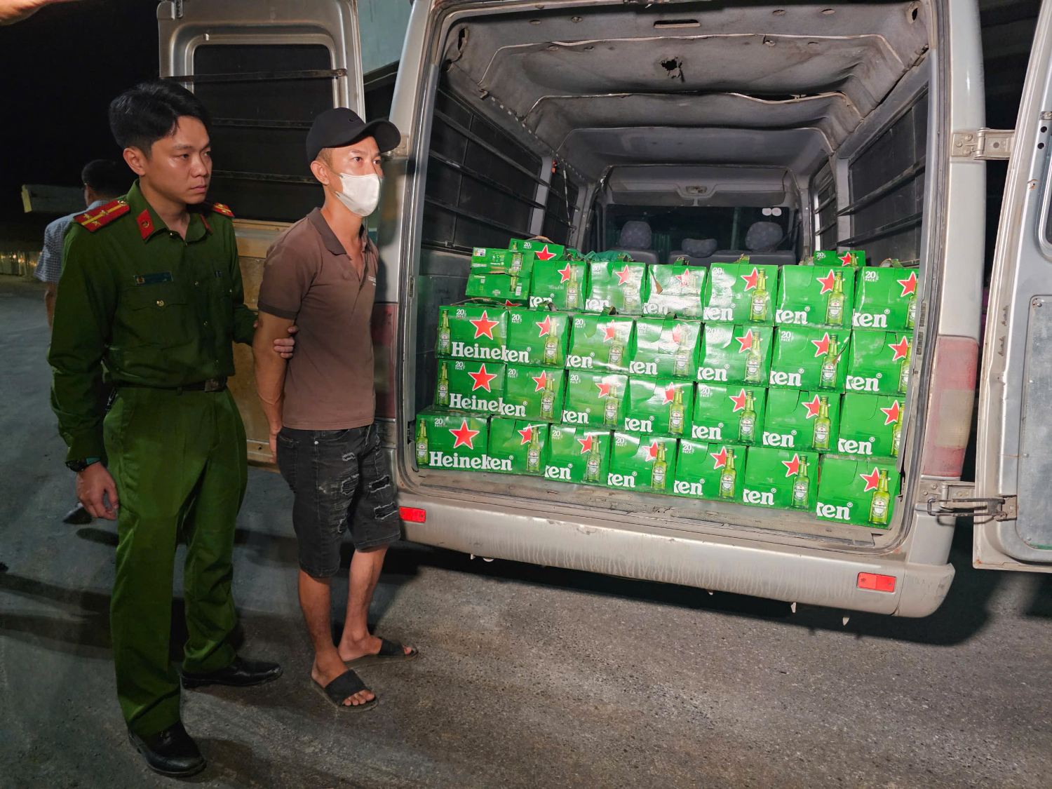 Liên tiếp phát hiện 3 vụ vận chuyển hàng nhập lậu trong 1 đêm- Ảnh 1. Liên tiếp phát hiện 3 vụ vận chuyển hàng nhập lậu trong 1 đêm- Ảnh 1.
