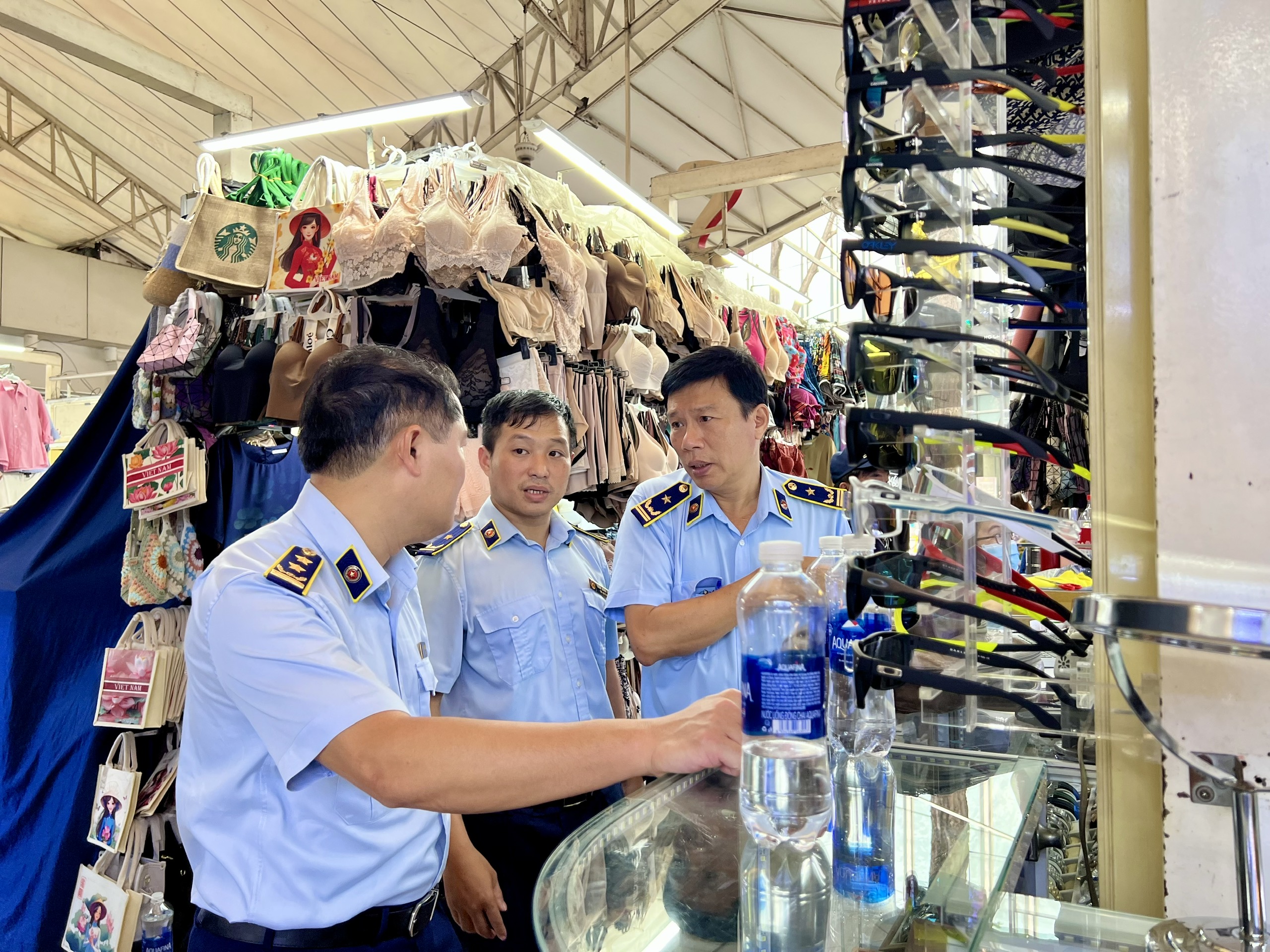 Tp.HCM: Tăng cường kiểm soát thị trường, siết chặt xử lý hàng giả, hàng lậu cuối năm - Ảnh 1.
