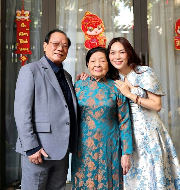 Cuộc sống của mẹ ruột Mỹ Tâm: Hoa khôi xứ Quảng một thời, xế chiều an hưởng hạnh phúc- Ảnh 8. Cuộc sống của mẹ ruột Mỹ Tâm: Hoa khôi xứ Quảng một thời, xế chiều an hưởng hạnh phúc- Ảnh 8.