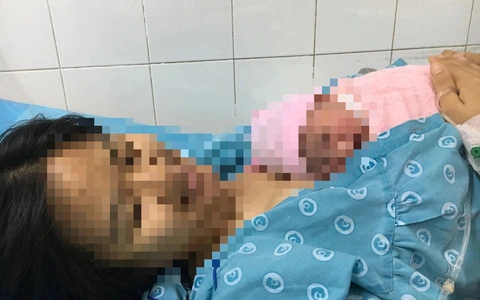Thạc sĩ 35 tuổi sinh con không cắt dây rốn, ngâm nhau trong muối, con viêm phổi không cho tiêm- Ảnh 1. Thạc sĩ 35 tuổi sinh con không cắt dây rốn, ngâm nhau trong muối, con viêm phổi không cho tiêm- Ảnh 1.