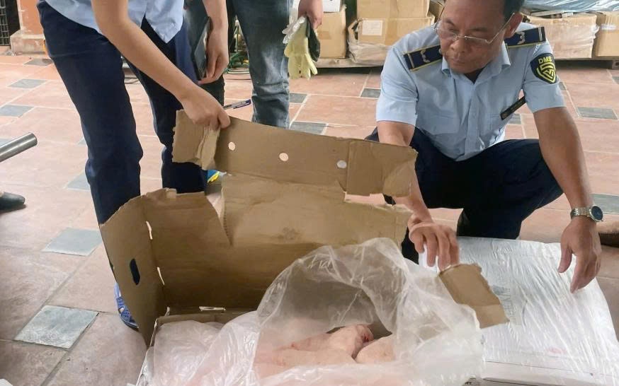 Gần 1 tấn chân gà, thịt trâu không rõ nguồn gốc bị phát hiện ở Hà Nội