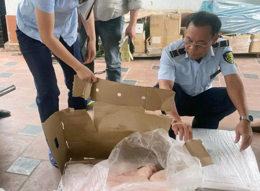 Gần 1 tấn chân gà, thịt trâu không rõ nguồn gốc bị phát hiện ở Hà Nội- Ảnh 1. Gần 1 tấn chân gà, thịt trâu không rõ nguồn gốc bị phát hiện ở Hà Nội- Ảnh 1.