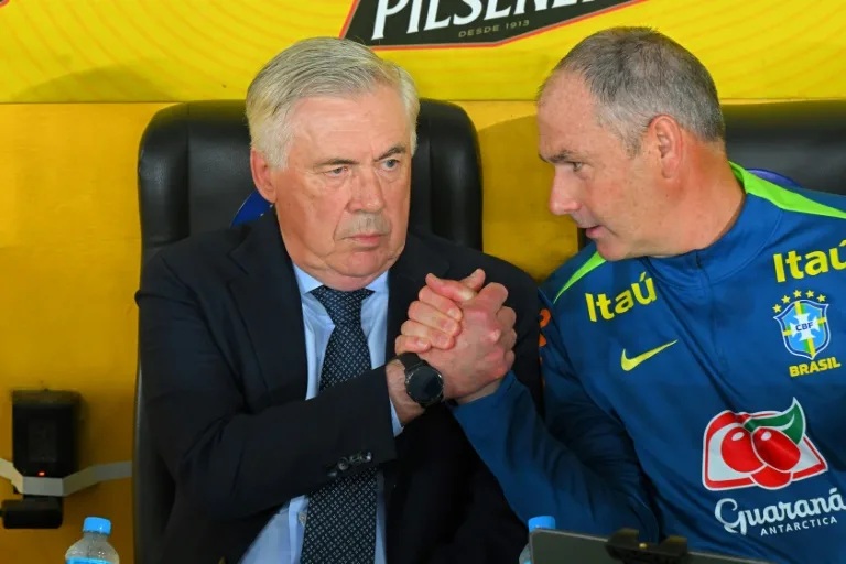 Ancelotti bắt tay trợ lý người Anh, Paul Clement, trước trận đấu vòng loại với Ecuador. (Ảnh: Rodrigo BUENDIA) Ancelotti bắt tay trợ lý người Anh, Paul Clement, trước trận đấu vòng loại với Ecuador. (Ảnh: Rodrigo BUENDIA)