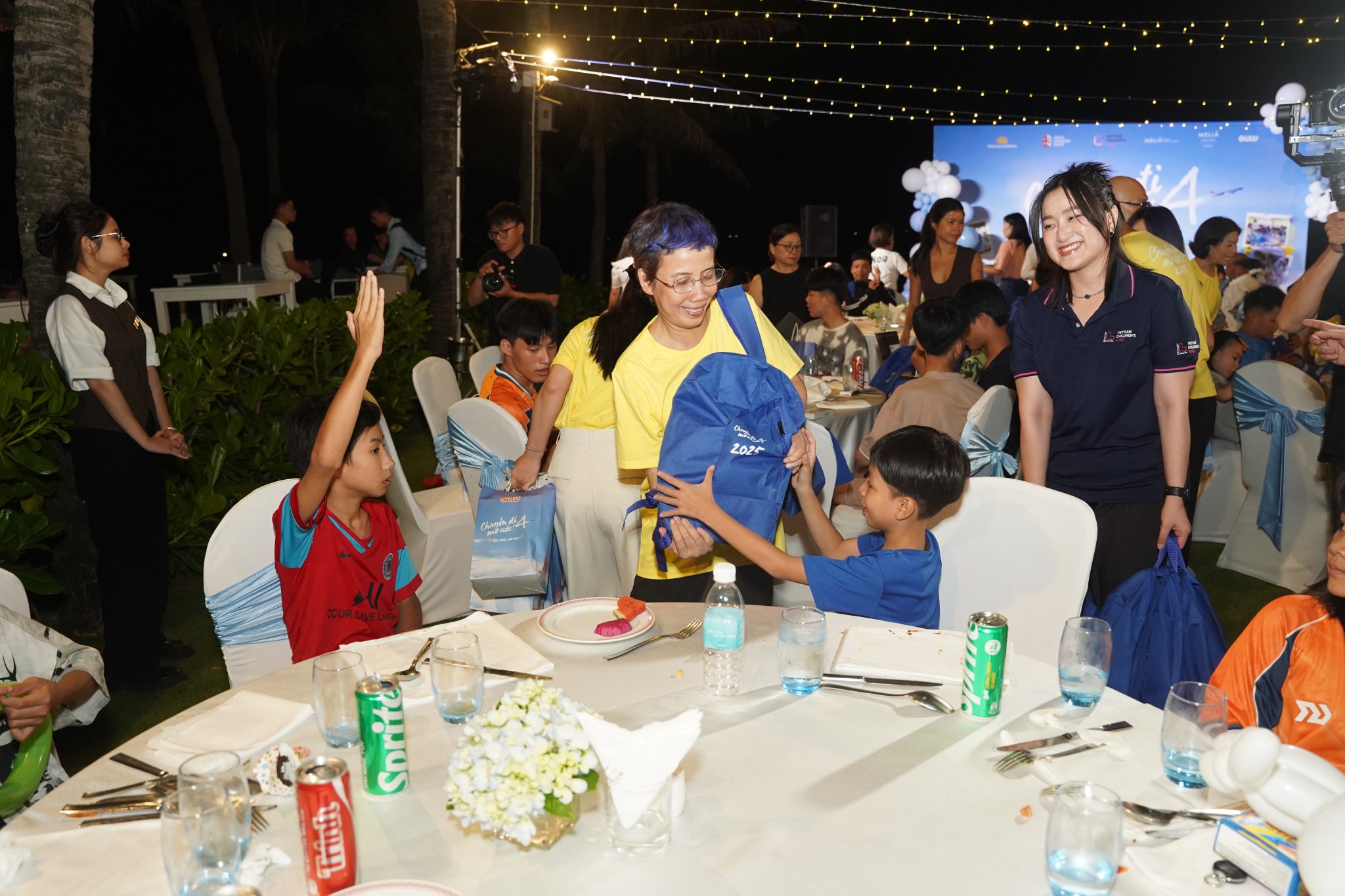 Bà Trần Mai Anh - Trưởng phòng Truyền thông, Ban Truyền thông Vietnam Airlines trao tặng quà cho các em nhỏ có hoàn cảnh khó khăn.