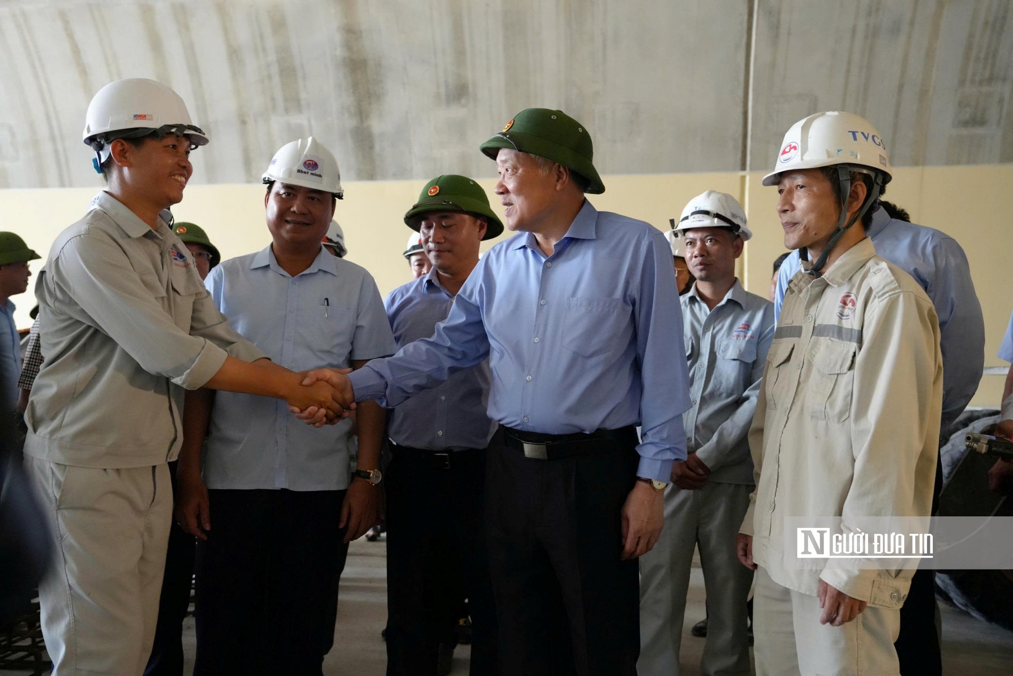 Phó Thủ tướng kiểm tra thi công tại hầm Sơn Triệu. Ảnh: Thu Dịu Phó Thủ tướng kiểm tra thi công tại hầm Sơn Triệu. Ảnh: Thu Dịu