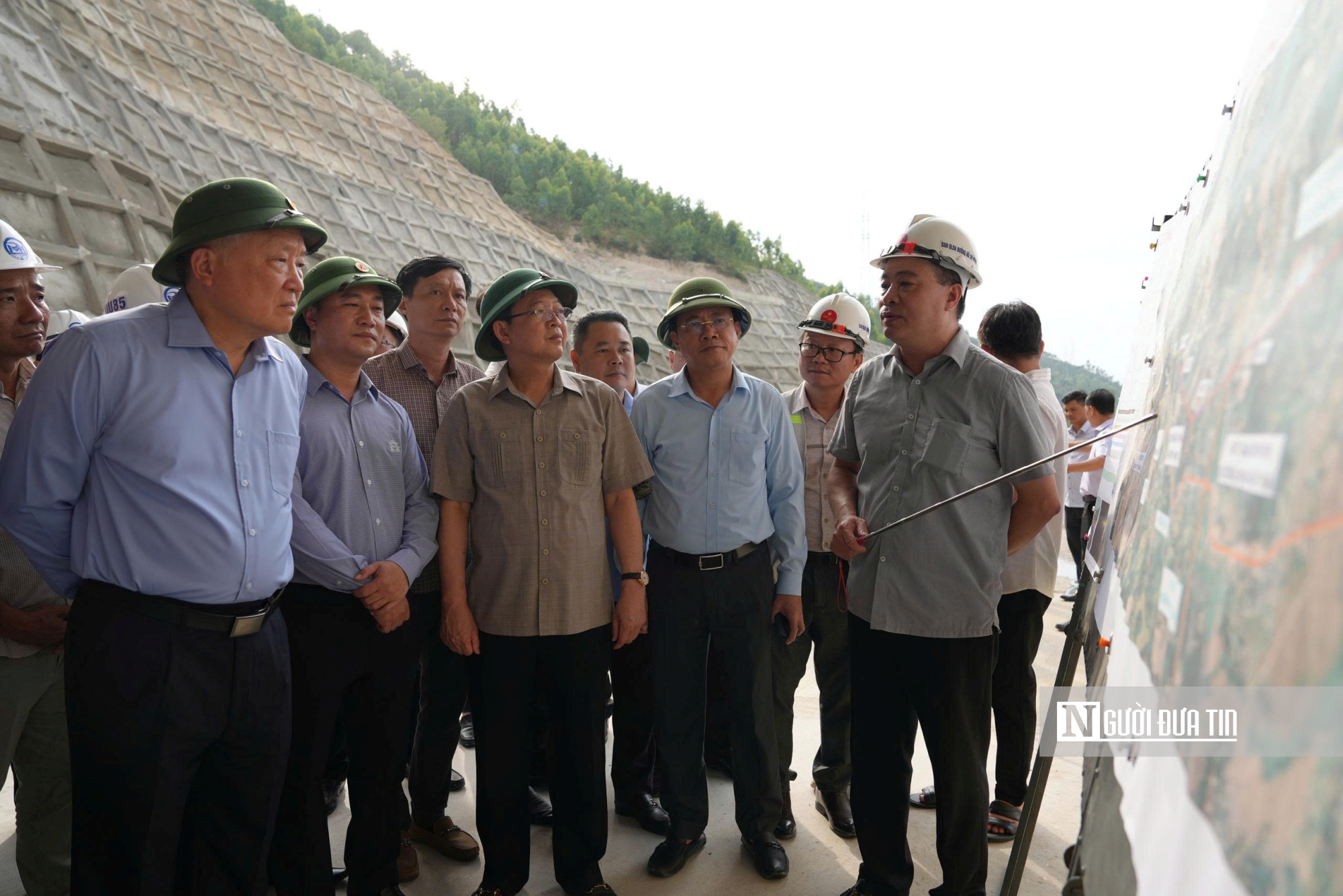 Phó Thủ tướng Thường trực Nguyễn Hòa Bình kiểm tra tiến độ cao tốc Bắc - Nam phía Đông tại Bình Định- Ảnh 6. Phó Thủ tướng Thường trực Nguyễn Hòa Bình kiểm tra tiến độ cao tốc Bắc - Nam phía Đông tại Bình Định- Ảnh 6.