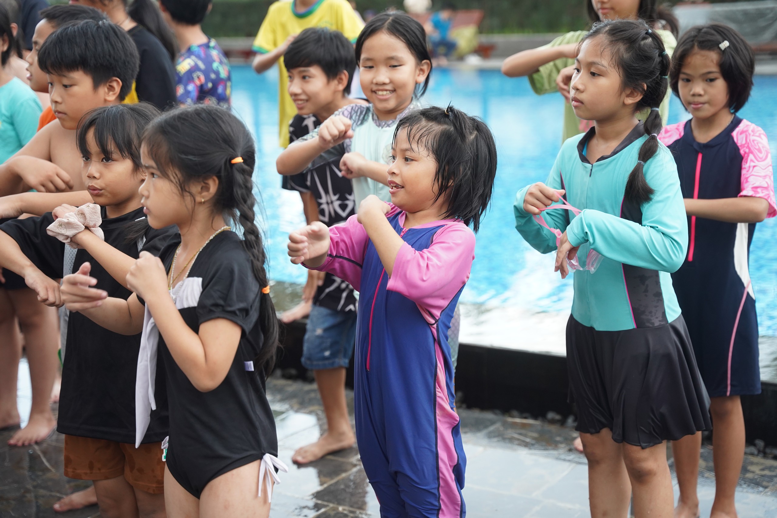 Không khí sôi động tại khu vực hồ bơi với những trò chơi vận động dưới nước dành cho các em.