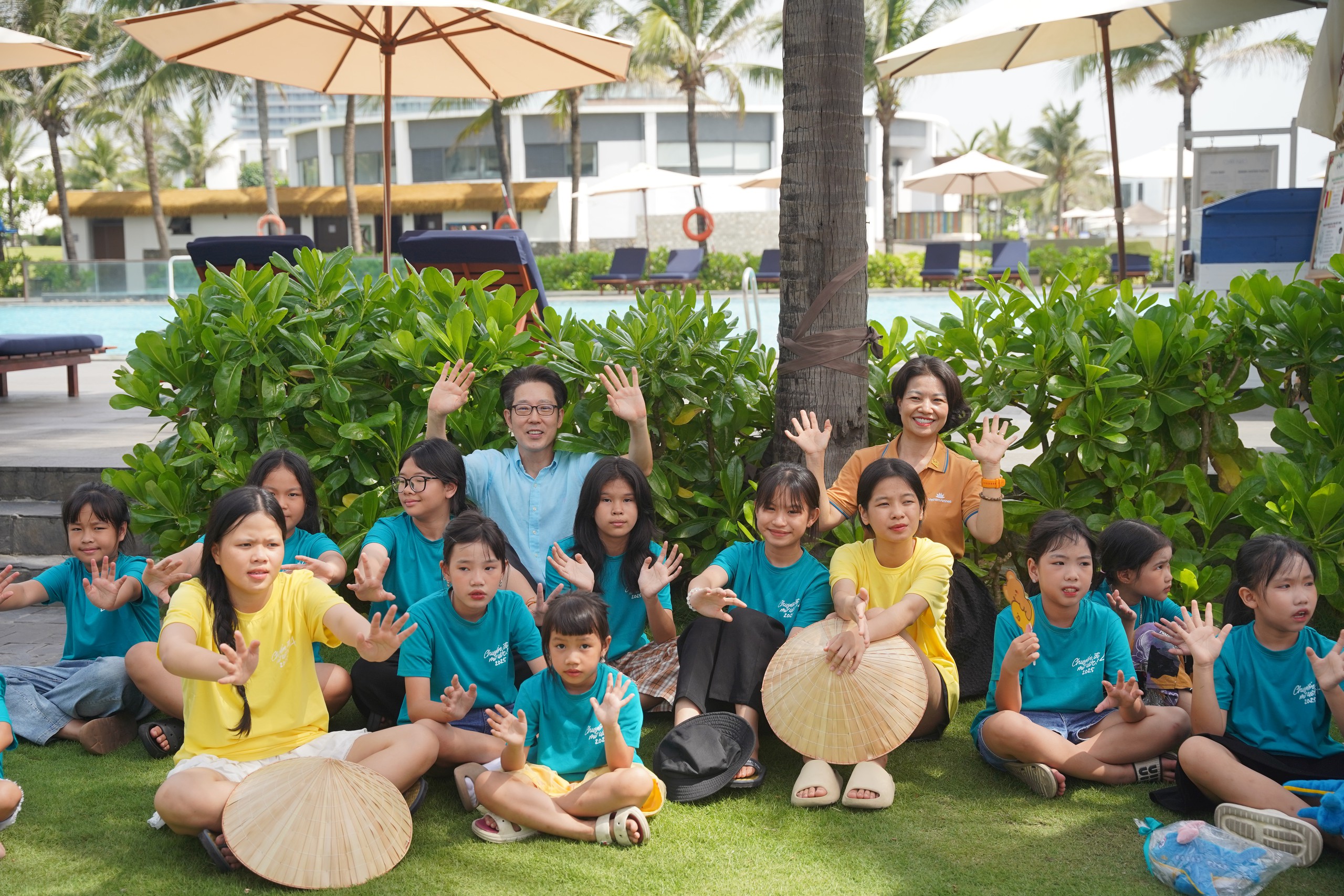 Không khí vui tươi, gần gũi tại khuôn viên Meliá Danang Beach Resort giúp các em thêm tự tin và gắn kết.
