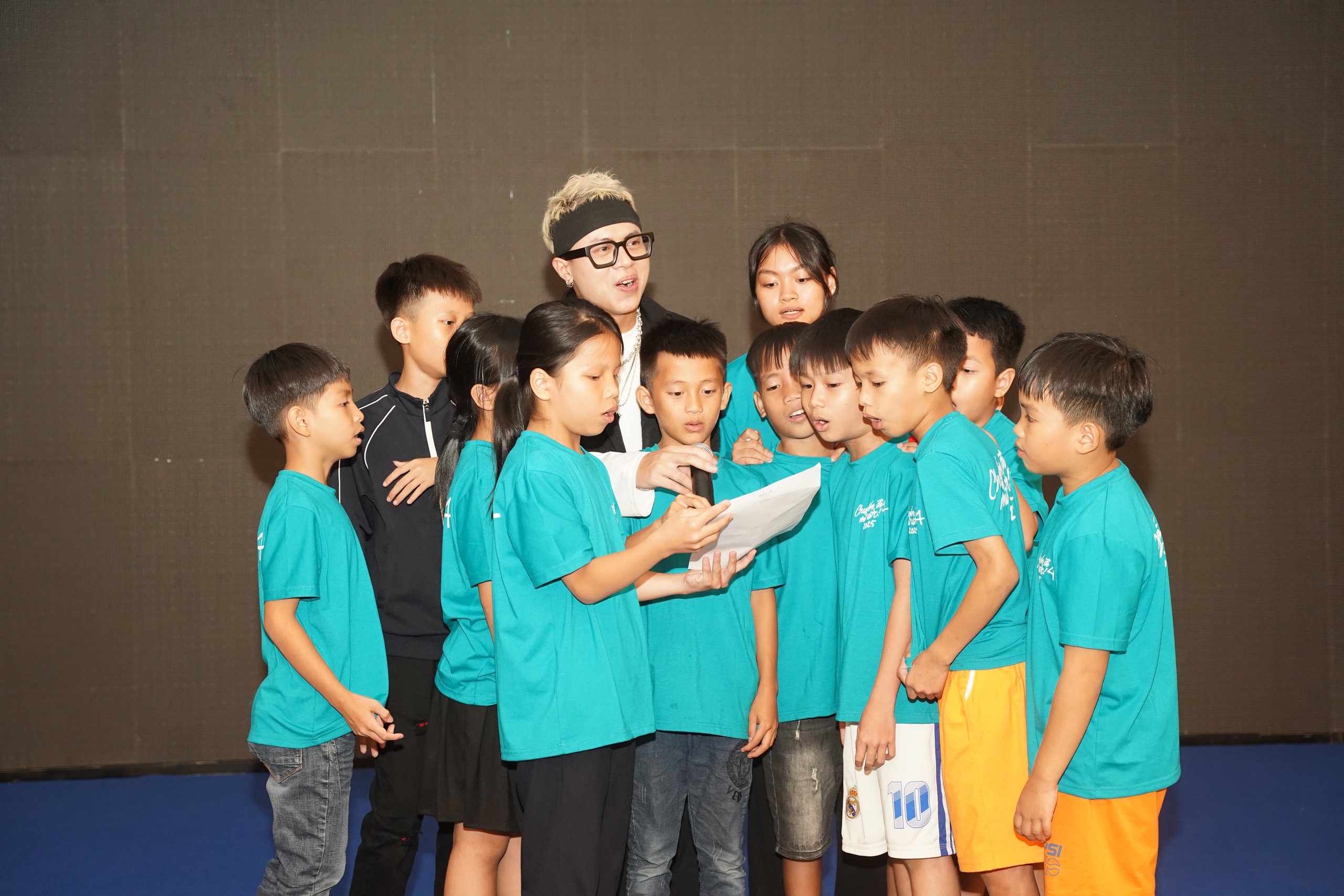 Nhiều bạn nhỏ hào hứng tham gia hoạt động team building trong khuôn khổ chương trình.