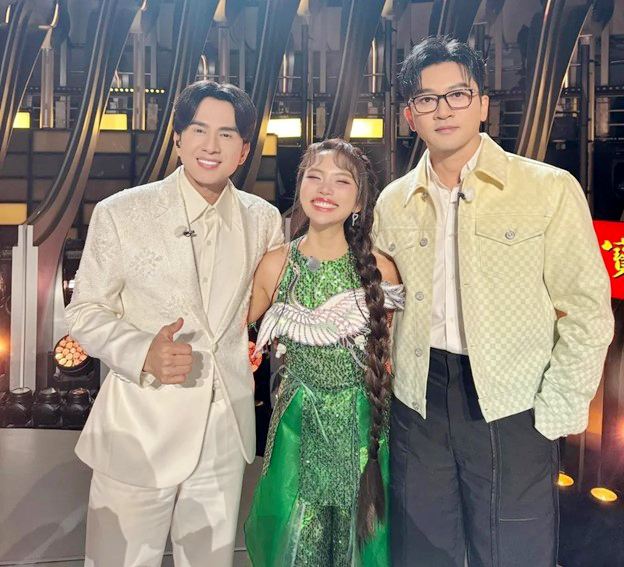 "Cô bé dân ca" Phương Mỹ Chi gây ấn tượng trên show âm nhạc xứ Trung- Ảnh 3. "Cô bé dân ca" Phương Mỹ Chi gây ấn tượng trên show âm nhạc xứ Trung- Ảnh 3.