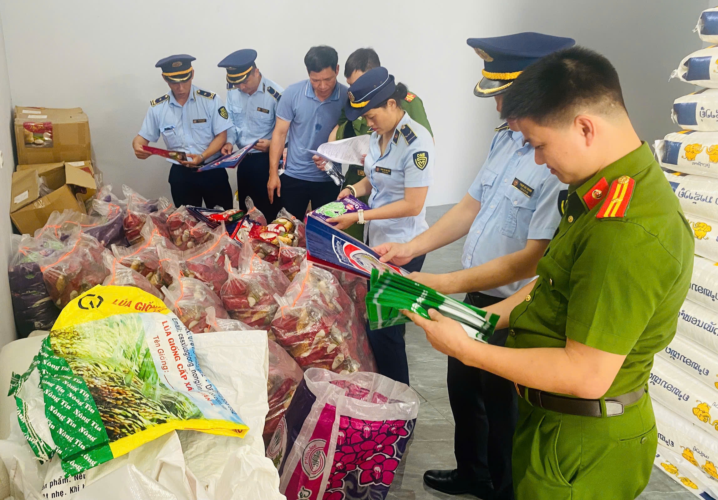 Nghệ An xử phạt hơn 174 tỷ đồng hành vi buôn lậu, gian lận thương mại và hàng giả- Ảnh 4.