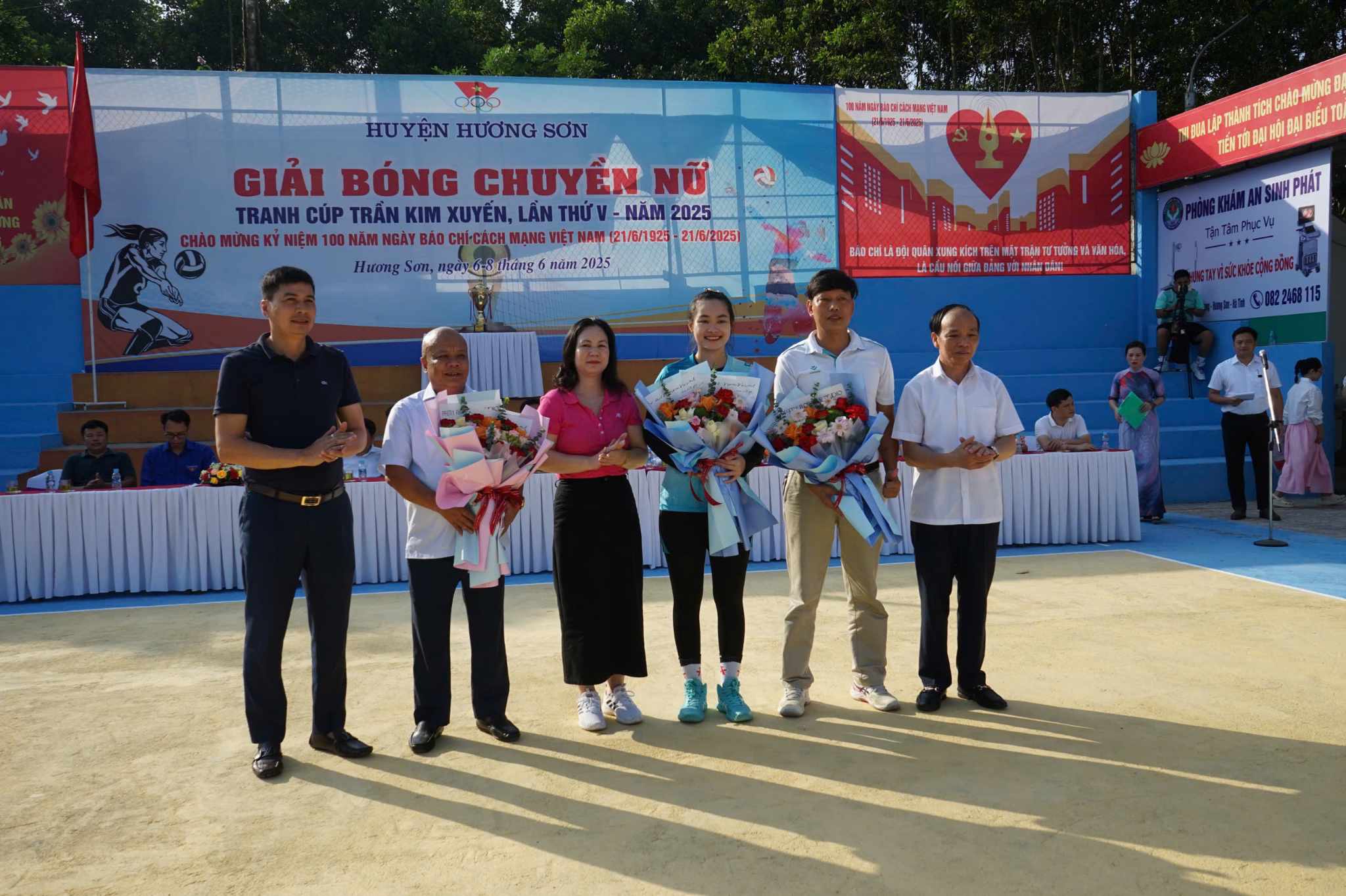 Hà Tĩnh: Khai mạc Giải bóng chuyền nữ tranh cúp Trần Kim Xuyến lần thứ V- Ảnh 1. Hà Tĩnh: Khai mạc Giải bóng chuyền nữ tranh cúp Trần Kim Xuyến lần thứ V- Ảnh 1.