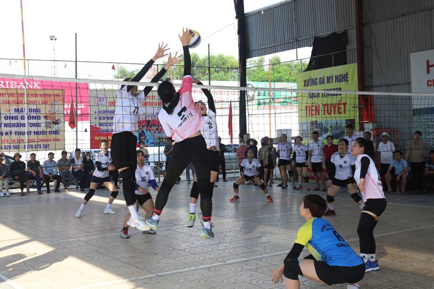 Hà Tĩnh: Khai mạc Giải bóng chuyền nữ tranh cúp Trần Kim Xuyến lần thứ V- Ảnh 6. Hà Tĩnh: Khai mạc Giải bóng chuyền nữ tranh cúp Trần Kim Xuyến lần thứ V- Ảnh 6.