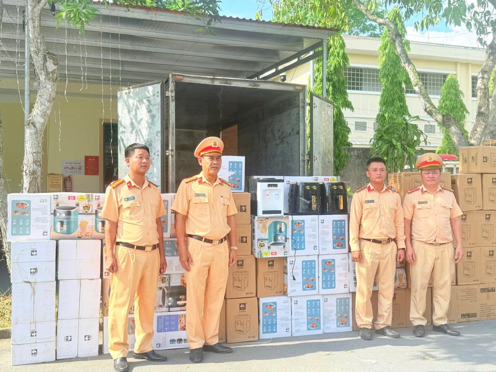 Thu giữ lô nồi chiên không dầu, máy lọc nước không rõ nguồn gốc xuất xứ- Ảnh 1. Thu giữ lô nồi chiên không dầu, máy lọc nước không rõ nguồn gốc xuất xứ- Ảnh 1.