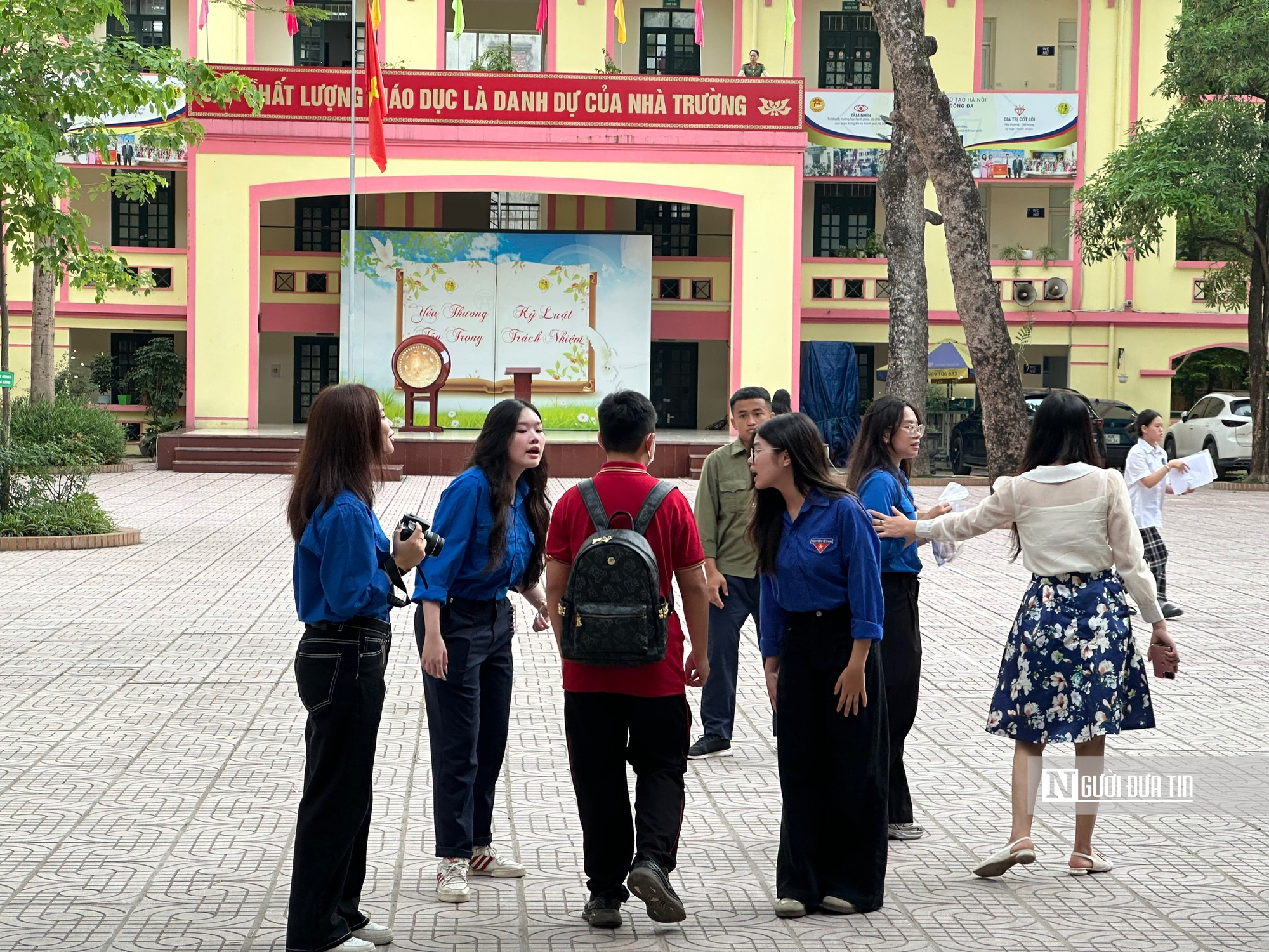 Phụ huynh sụt cân, lo lắng cho sĩ tử trước kỳ thi vào lớp 10- Ảnh 1. Phụ huynh sụt cân, lo lắng cho sĩ tử trước kỳ thi vào lớp 10- Ảnh 1.