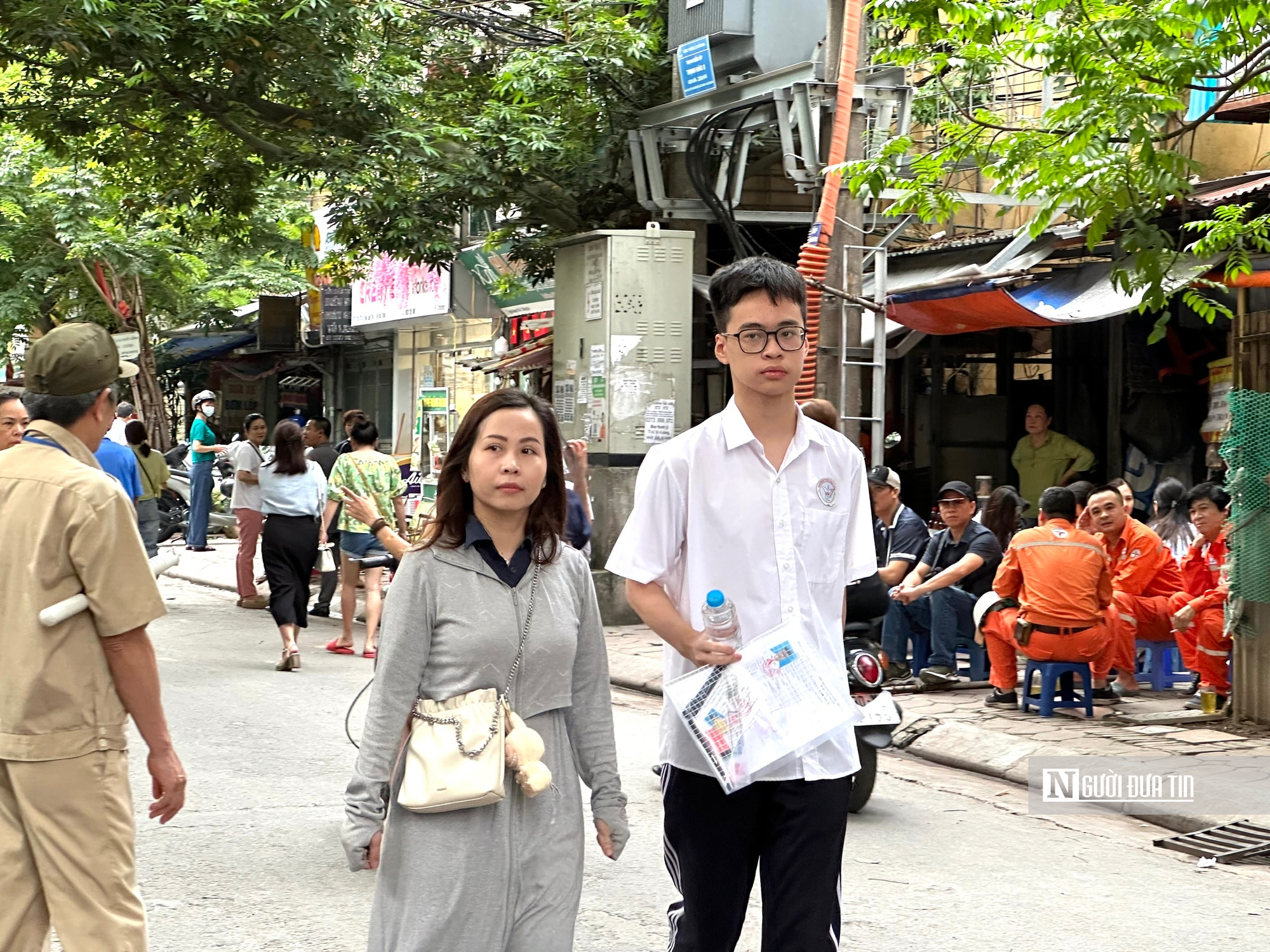 Phụ huynh sụt cân, lo lắng cho sĩ tử trước kỳ thi vào lớp 10- Ảnh 2. Phụ huynh sụt cân, lo lắng cho sĩ tử trước kỳ thi vào lớp 10- Ảnh 2.