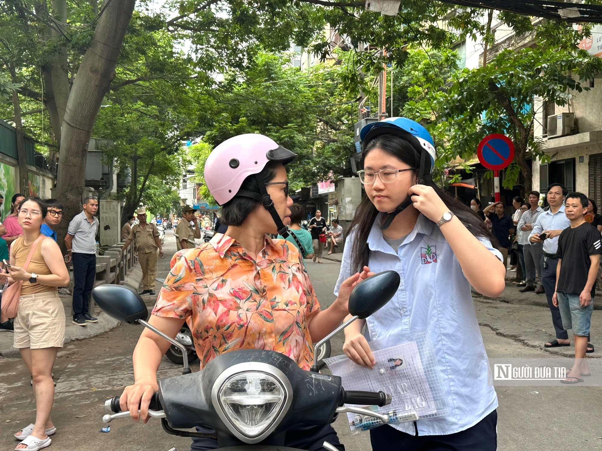 Phụ huynh sụt cân, lo lắng cho sĩ tử trước kỳ thi vào lớp 10- Ảnh 3. Phụ huynh sụt cân, lo lắng cho sĩ tử trước kỳ thi vào lớp 10- Ảnh 3.