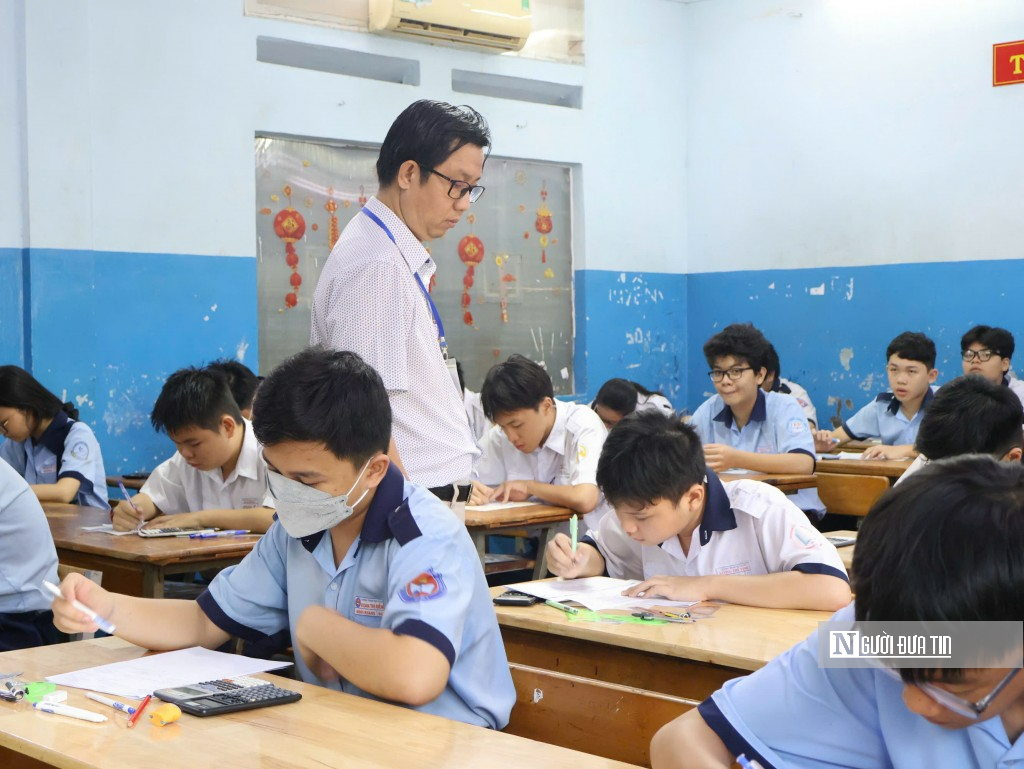 Nhiều thí sinh tại Tp.HCM "toát mồ hôi" với đề thi Toán lớp 10- Ảnh 4. Nhiều thí sinh tại Tp.HCM "toát mồ hôi" với đề thi Toán lớp 10- Ảnh 4.
