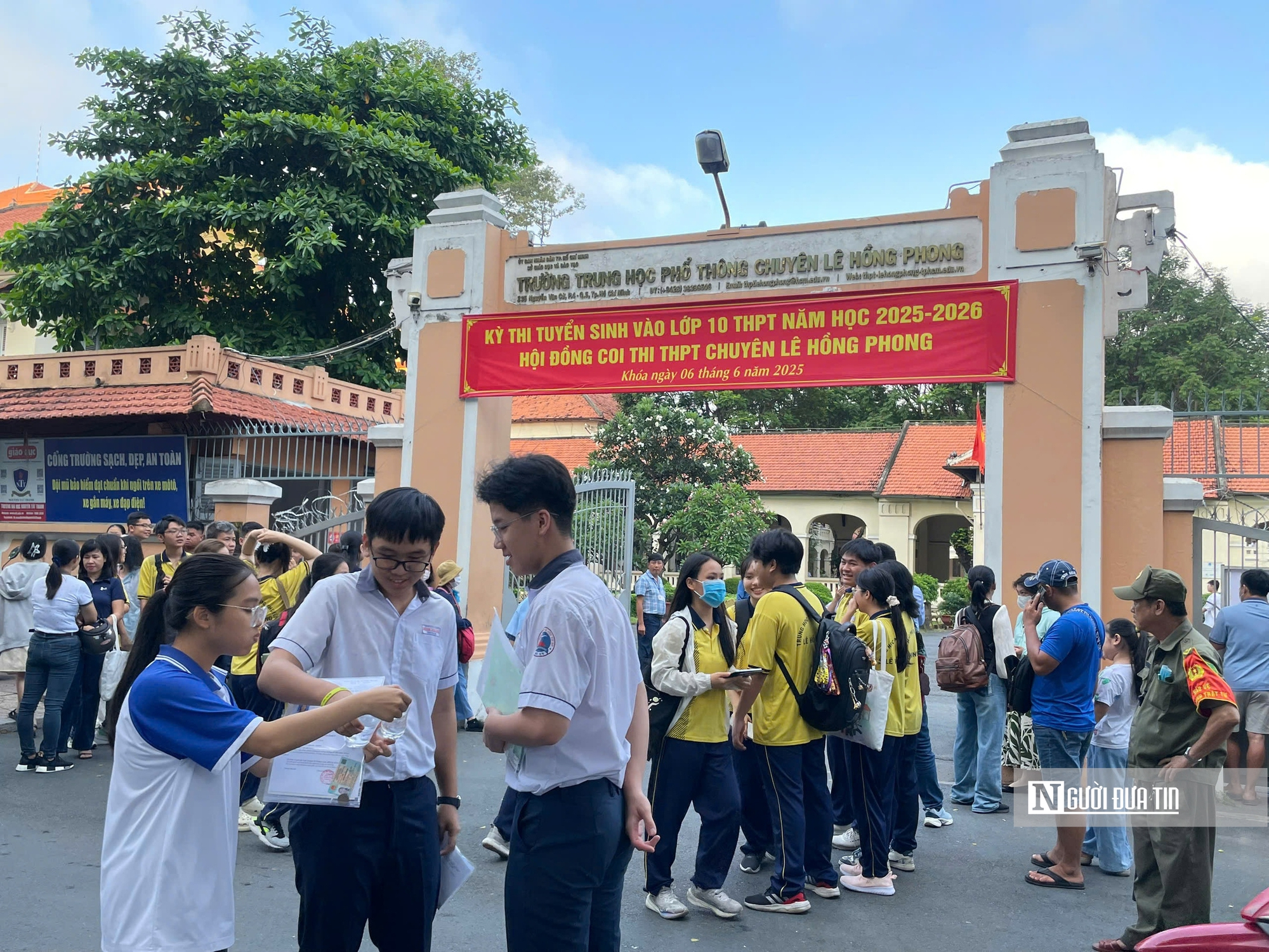 Nhiều thí sinh tại Tp.HCM "toát mồ hôi" với đề thi Toán lớp 10- Ảnh 5. Nhiều thí sinh tại Tp.HCM "toát mồ hôi" với đề thi Toán lớp 10- Ảnh 5.