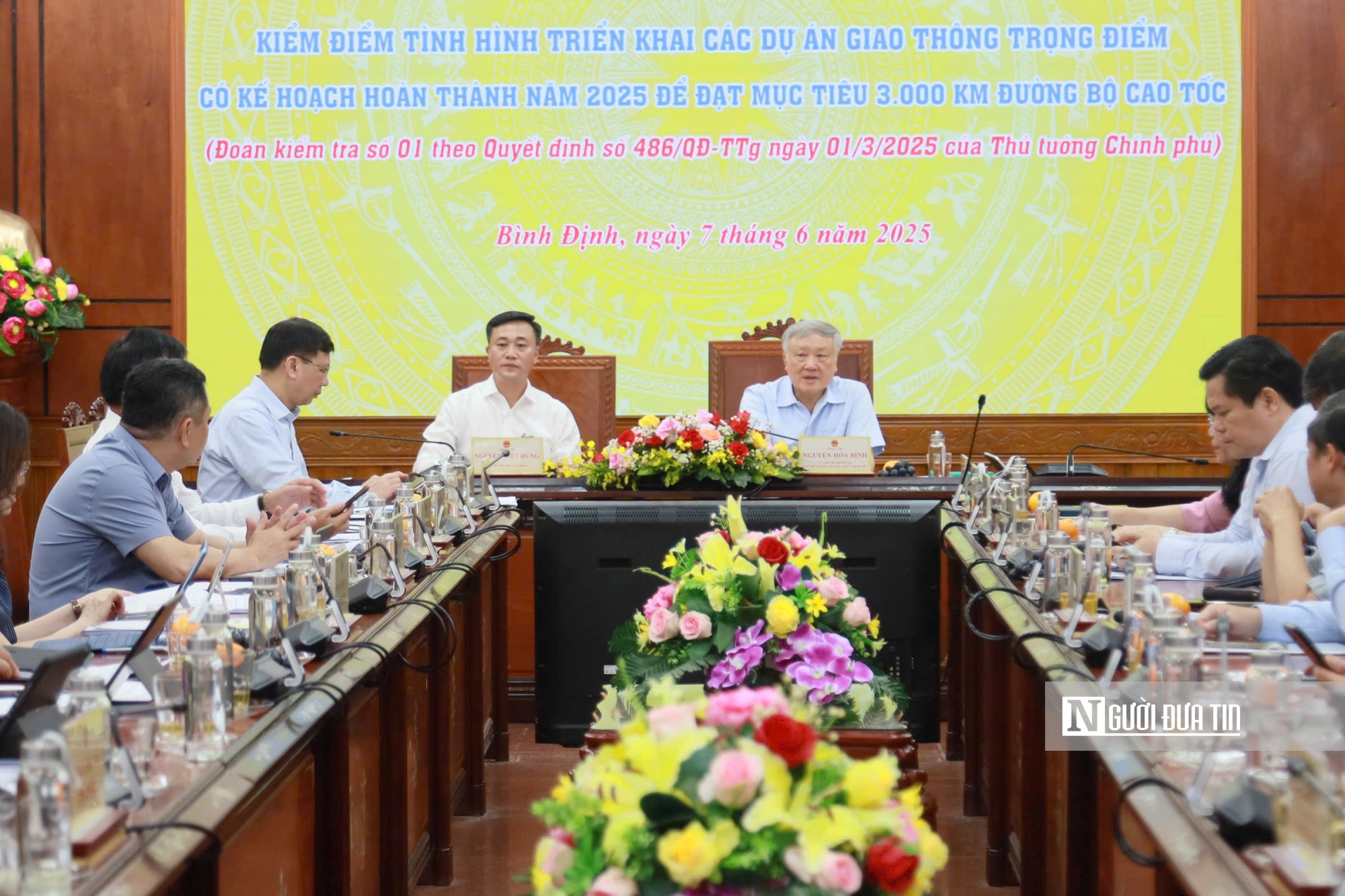 Phó Thủ tướng Nguyễn Hòa Bình: Xử lý điểm nghẽn, không lùi thời hạn hoàn thành cao tốc dọc miền Trung- Ảnh 1. Phó Thủ tướng Nguyễn Hòa Bình: Xử lý điểm nghẽn, không lùi thời hạn hoàn thành cao tốc dọc miền Trung- Ảnh 1.