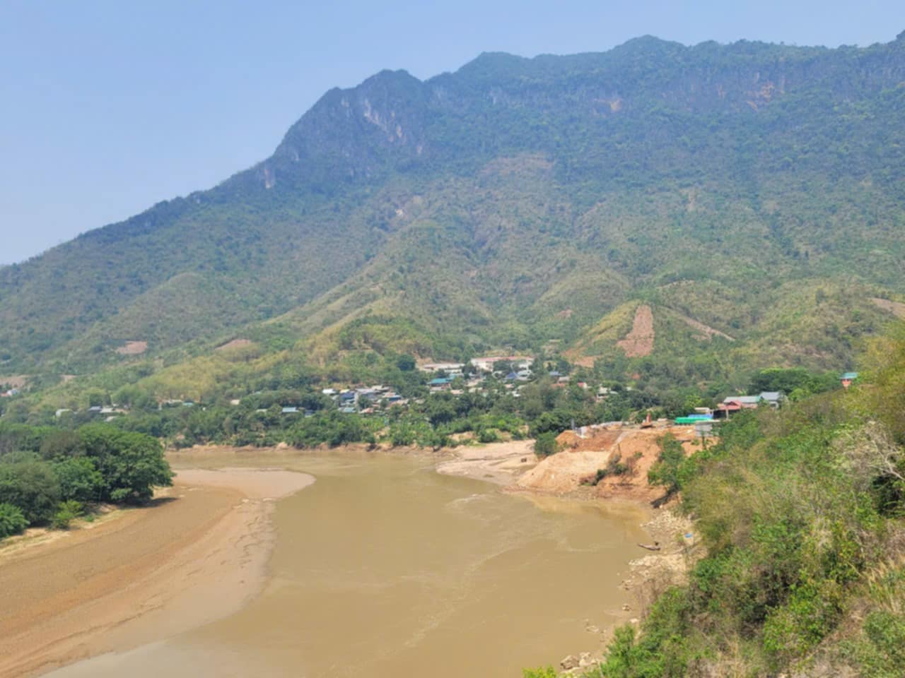Nhận bộ bàn ghế của "cát tặc", nguyên trưởng công an huyện bị khởi tố- Ảnh 1. Nhận bộ bàn ghế của "cát tặc", nguyên trưởng công an huyện bị khởi tố- Ảnh 1.