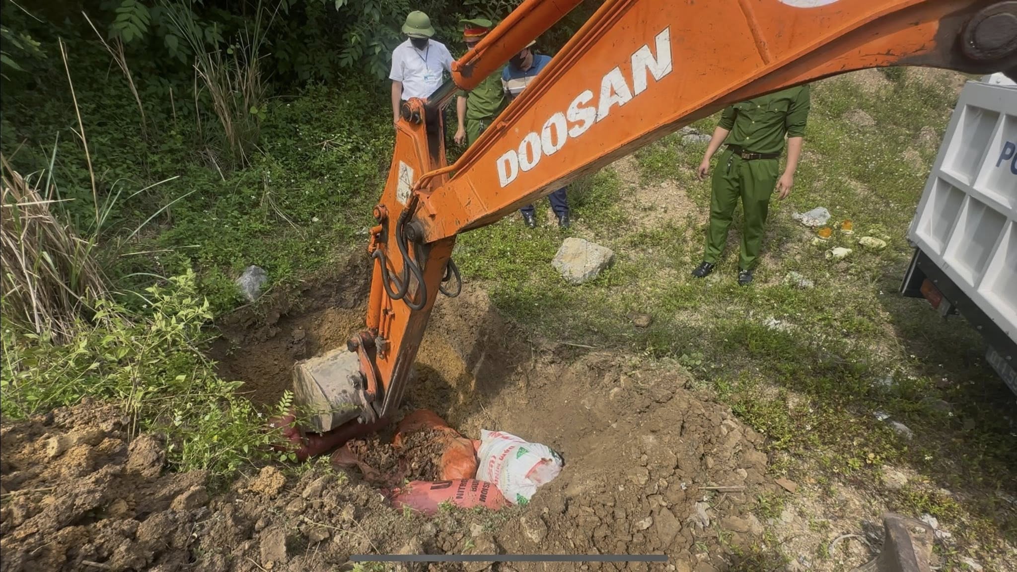Nghệ An “lập barie” ngăn chặn nội tạng động vật bốc mùi tuồn vào thị trường- Ảnh 2.