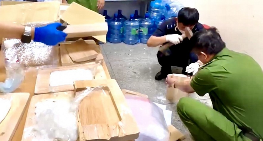 Cục Hải quan liên tiếp triệt phá thành công nhiều vụ buôn lậu, vận chuyển trái phép ma túy và thuốc lá quy mô lớn- Ảnh 2. Hải quan bắt nóng vụ buôn lậu 84.000 bao thuốc lá và 5 kg ma tuý từ Malaysia vào Việt Nam