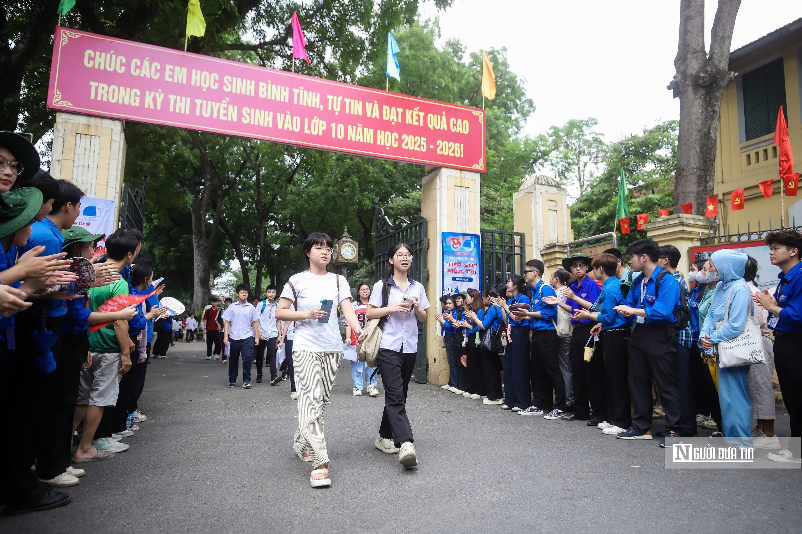 Đề Văn "dễ thở", thí sinh Hà Nội nhẹ nhõm với chủ đề "Hạnh phúc"- Ảnh 2. Đề Văn "dễ thở", thí sinh Hà Nội nhẹ nhõm với chủ đề "Hạnh phúc"- Ảnh 2.