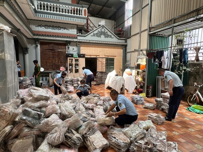 Hà Nội: Phát hiện kho chứa hàng chục nghìn sản phẩm thực phẩm nhập lậu- Ảnh 1. Hà Nội: Phát hiện kho chứa hàng chục nghìn sản phẩm thực phẩm nhập lậu- Ảnh 1.