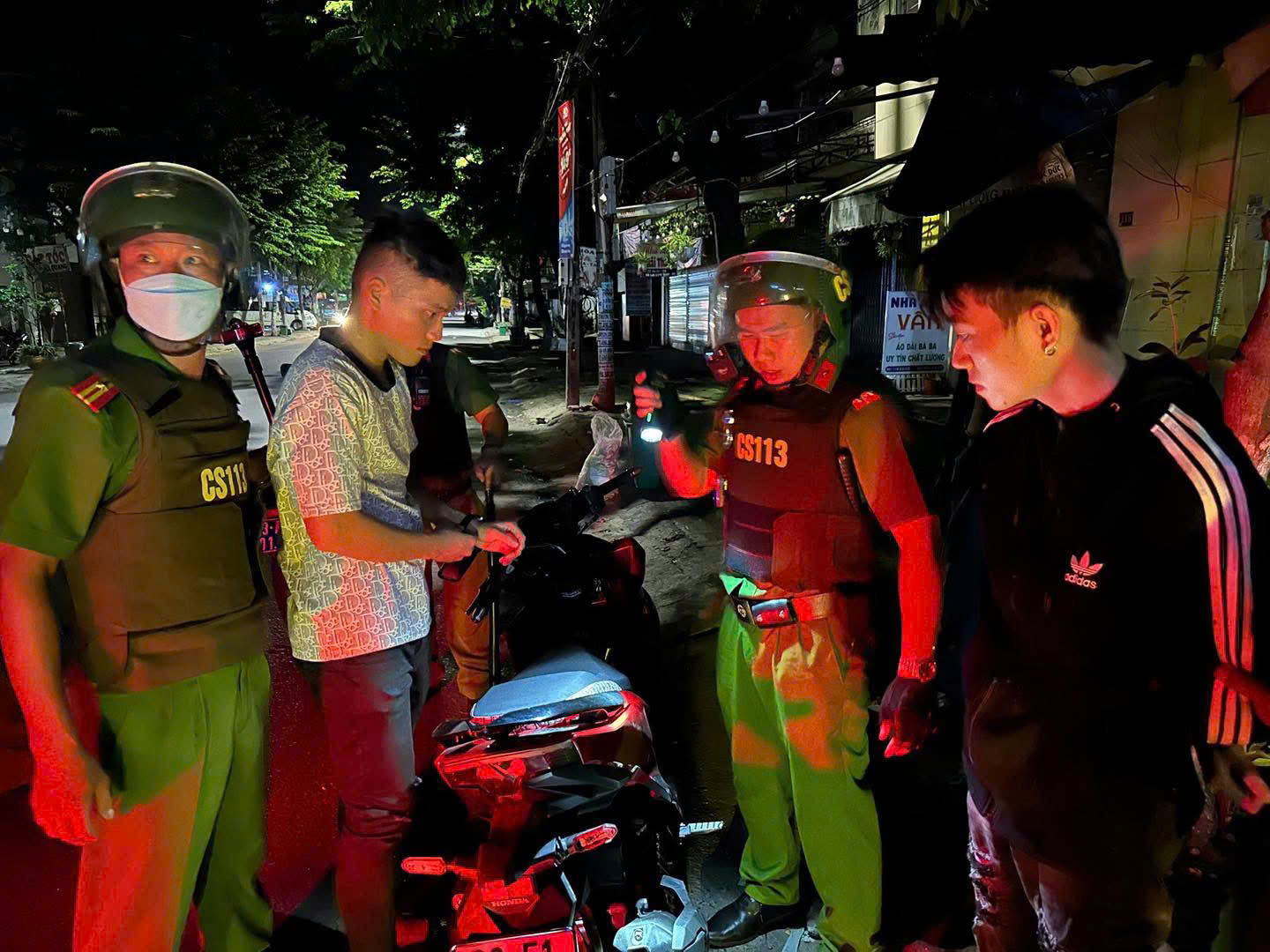 Gay cấn cuộc truy đuổi hơn 30km nhóm thanh niên mang hung khí lạng lách giữa Đà Nẵng- Ảnh 2. Gay cấn cuộc truy đuổi hơn 30km nhóm thanh niên mang hung khí lạng lách giữa Đà Nẵng- Ảnh 2.