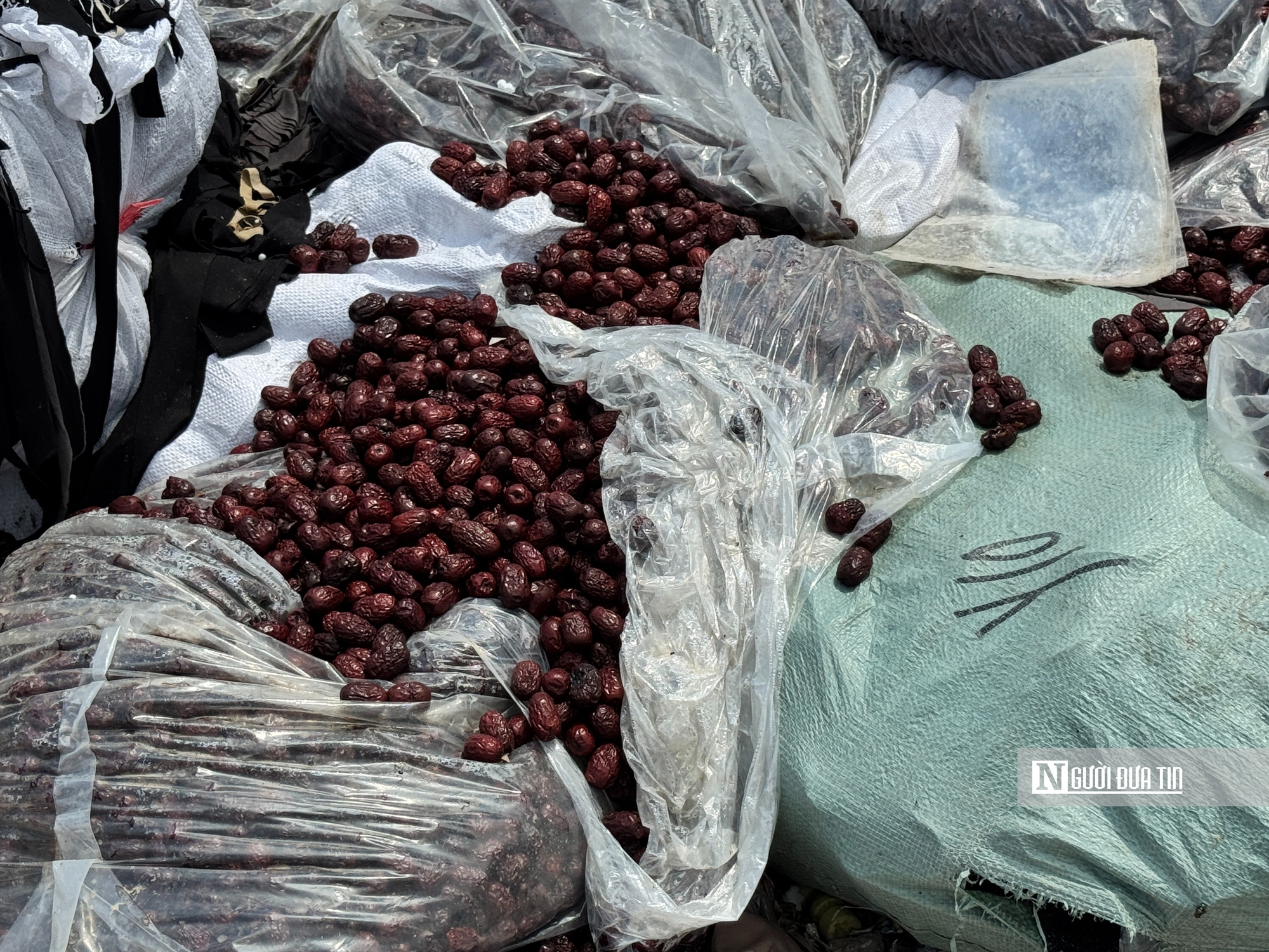 Hàng tấn bánh kẹo hết hạn, không rõ nguồn gốc tại Hàng tấn bánh kẹo hết hạn, không rõ nguồn gốc tại