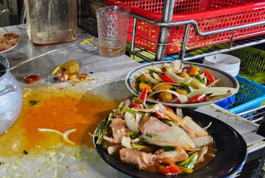 Nhiều quán trên “phố nhậu” mới nổi ở Đà Nẵng tái phạm, bị phạt hàng trăm triệu đồng- Ảnh 1. Nhiều quán trên “phố nhậu” mới nổi ở Đà Nẵng tái phạm, bị phạt hàng trăm triệu đồng- Ảnh 1.