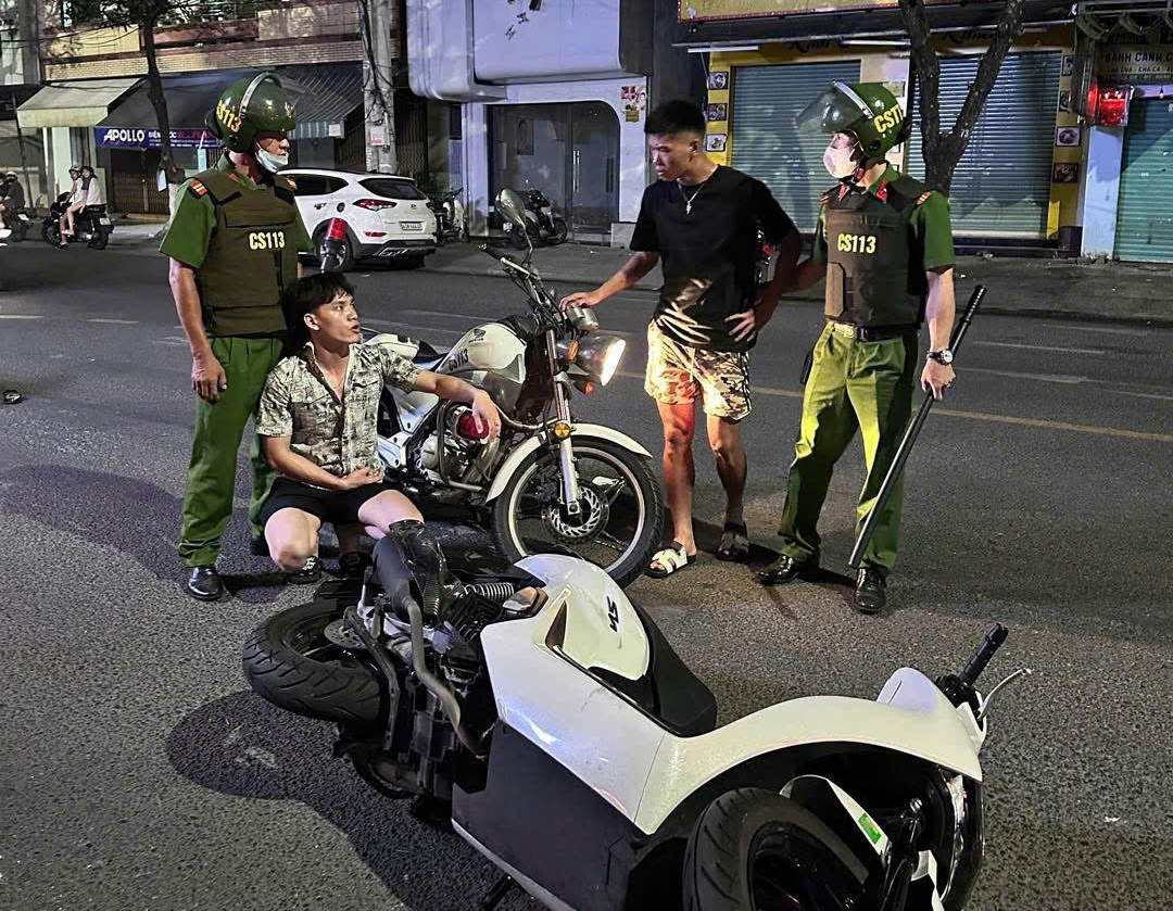 Gay cấn cuộc truy đuổi hơn 30km nhóm thanh niên mang hung khí lạng lách giữa Đà Nẵng- Ảnh 1. Gay cấn cuộc truy đuổi hơn 30km nhóm thanh niên mang hung khí lạng lách giữa Đà Nẵng- Ảnh 1.