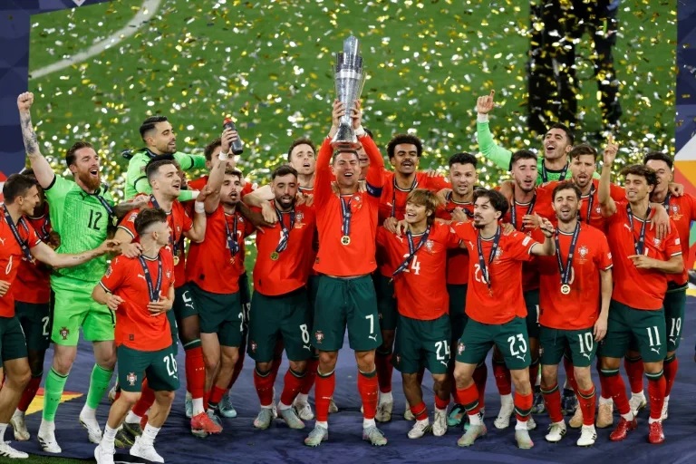 Cristiano Ronaldo có các đồng đội nâng cao chiếc cúp vô địch Nations League. (Ảnh: Alexandra BEIER) Cristiano Ronaldo có các đồng đội nâng cao chiếc cúp vô địch Nations League. (Ảnh: Alexandra BEIER)