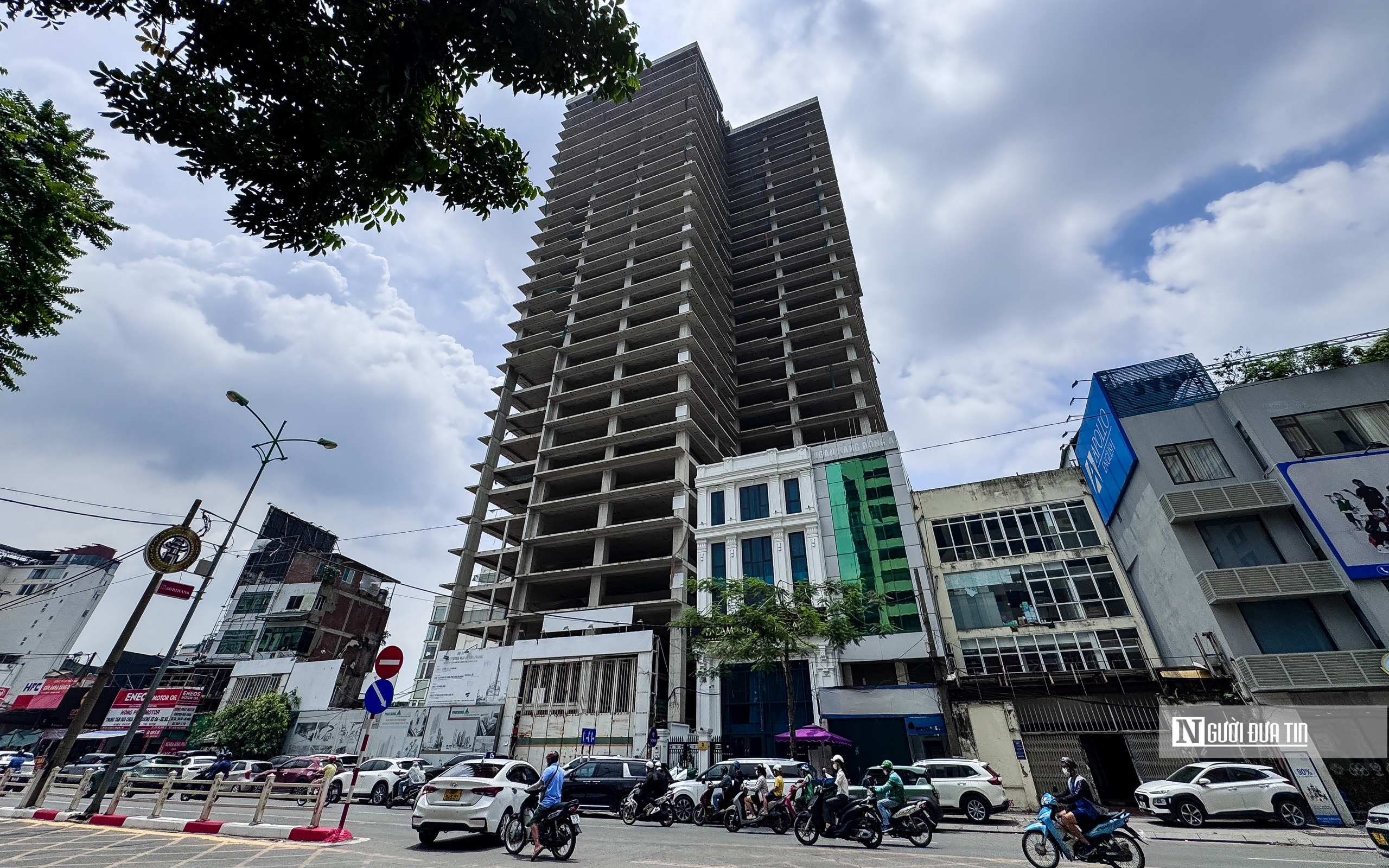 Cận cảnh tòa nhà "chọc trời" bỏ hoang giữa lòng Hà Nội- Ảnh 4. Cận cảnh tòa nhà "chọc trời" bỏ hoang giữa lòng Hà Nội- Ảnh 4.