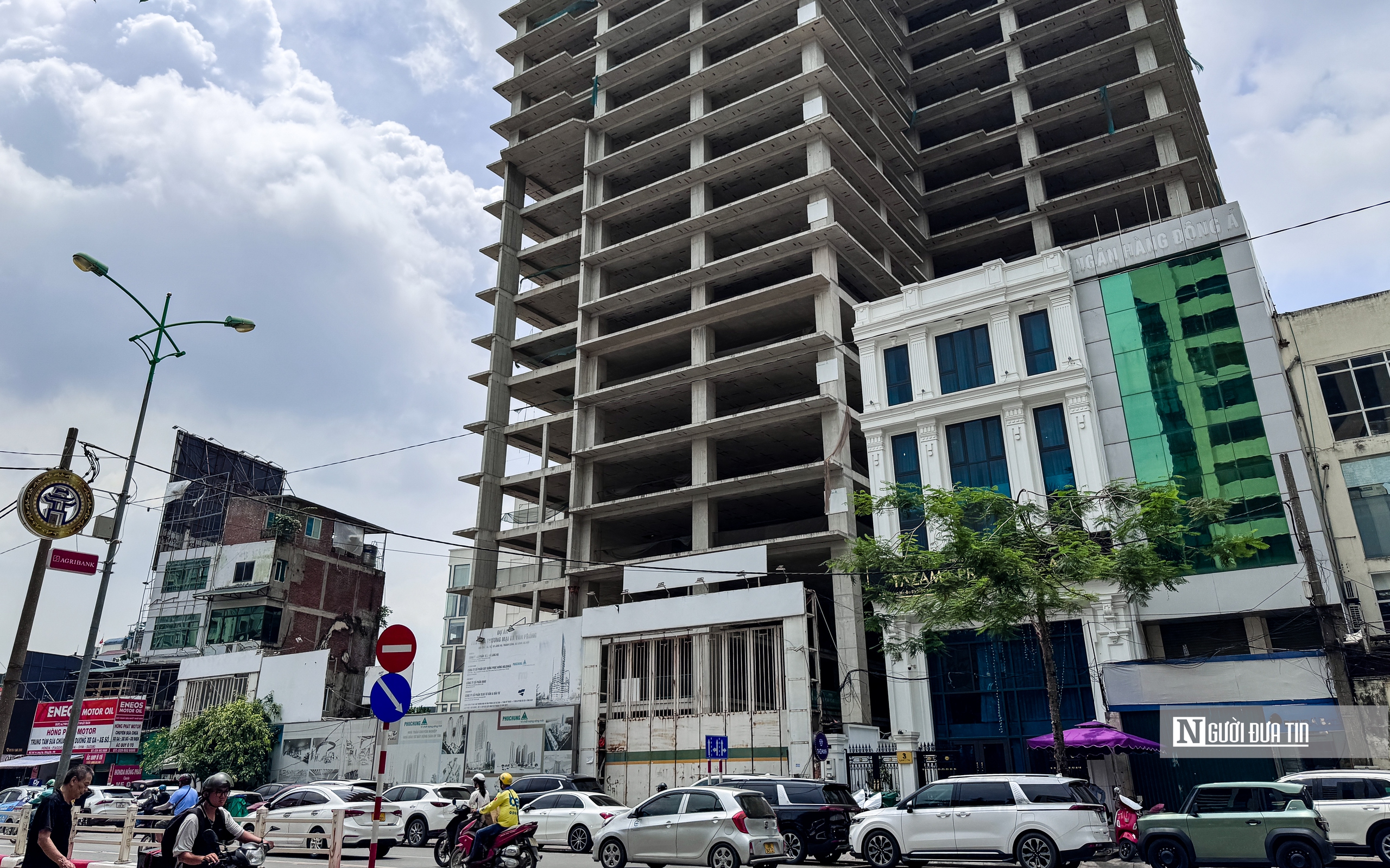 Cận cảnh tòa nhà "chọc trời" bỏ hoang giữa lòng Hà Nội- Ảnh 6. Cận cảnh tòa nhà "chọc trời" bỏ hoang giữa lòng Hà Nội- Ảnh 6.