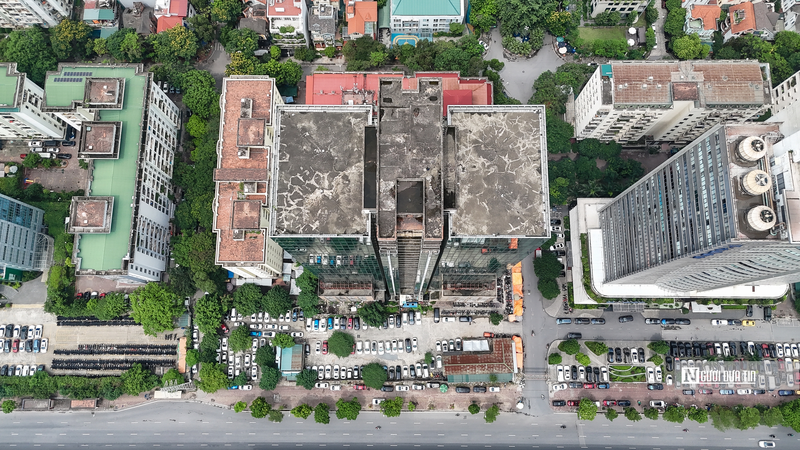 Cận cảnh tòa tháp cao 27 tầng bỏ hoang hơn chục năm giữa lòng Hà Nội- Ảnh 2. Cận cảnh tòa tháp cao 27 tầng bỏ hoang hơn chục năm giữa lòng Hà Nội- Ảnh 2.