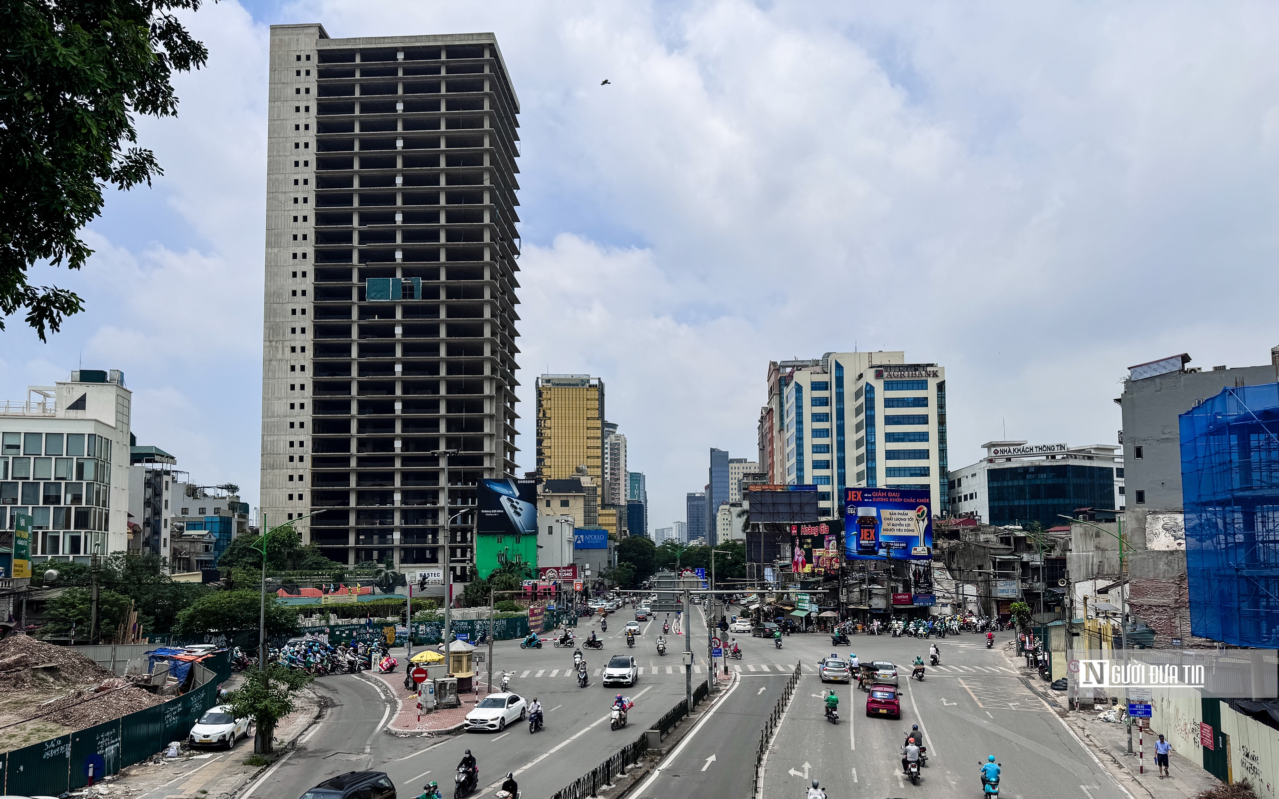 Cận cảnh tòa nhà "chọc trời" bỏ hoang giữa lòng Hà Nội- Ảnh 3. Cận cảnh tòa nhà "chọc trời" bỏ hoang giữa lòng Hà Nội- Ảnh 3.