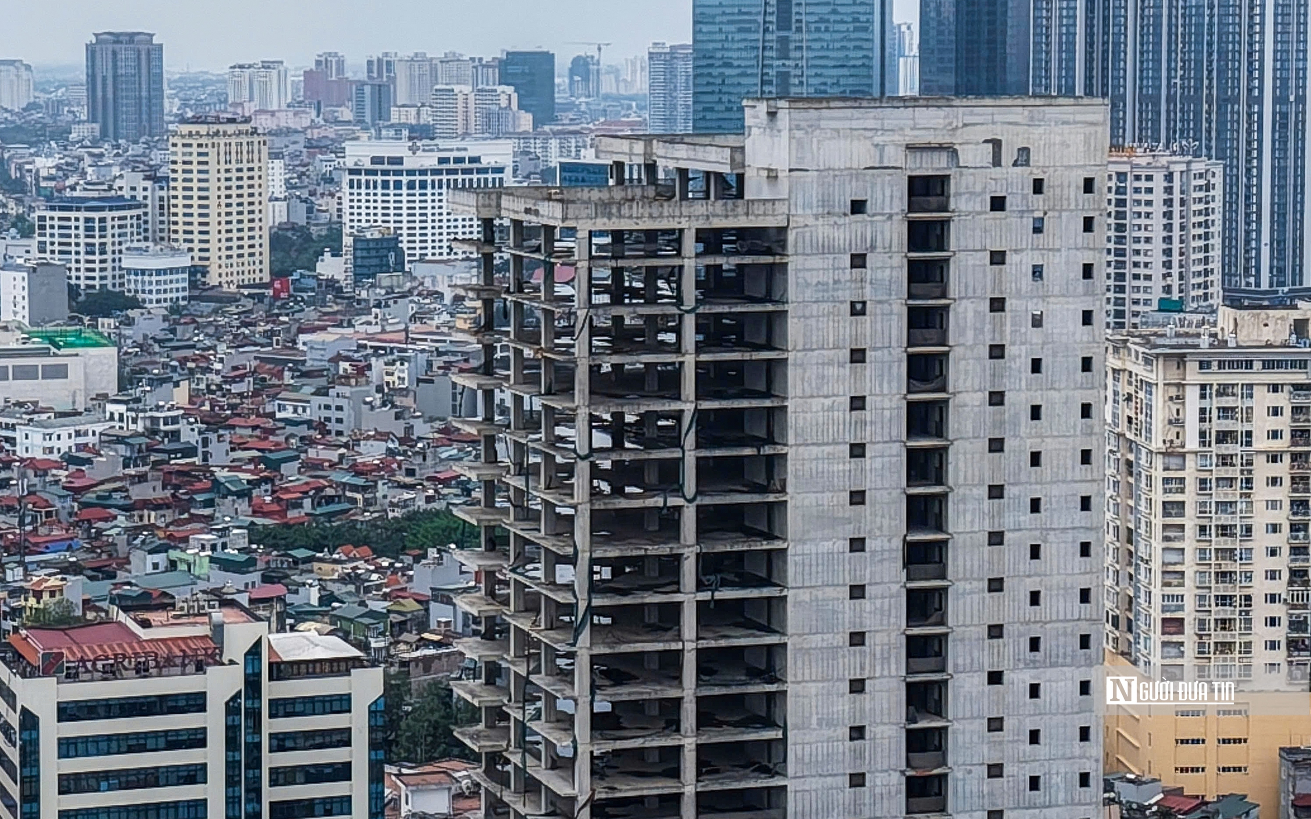 Cận cảnh tòa nhà "chọc trời" bỏ hoang giữa lòng Hà Nội- Ảnh 2. Cận cảnh tòa nhà "chọc trời" bỏ hoang giữa lòng Hà Nội- Ảnh 2.