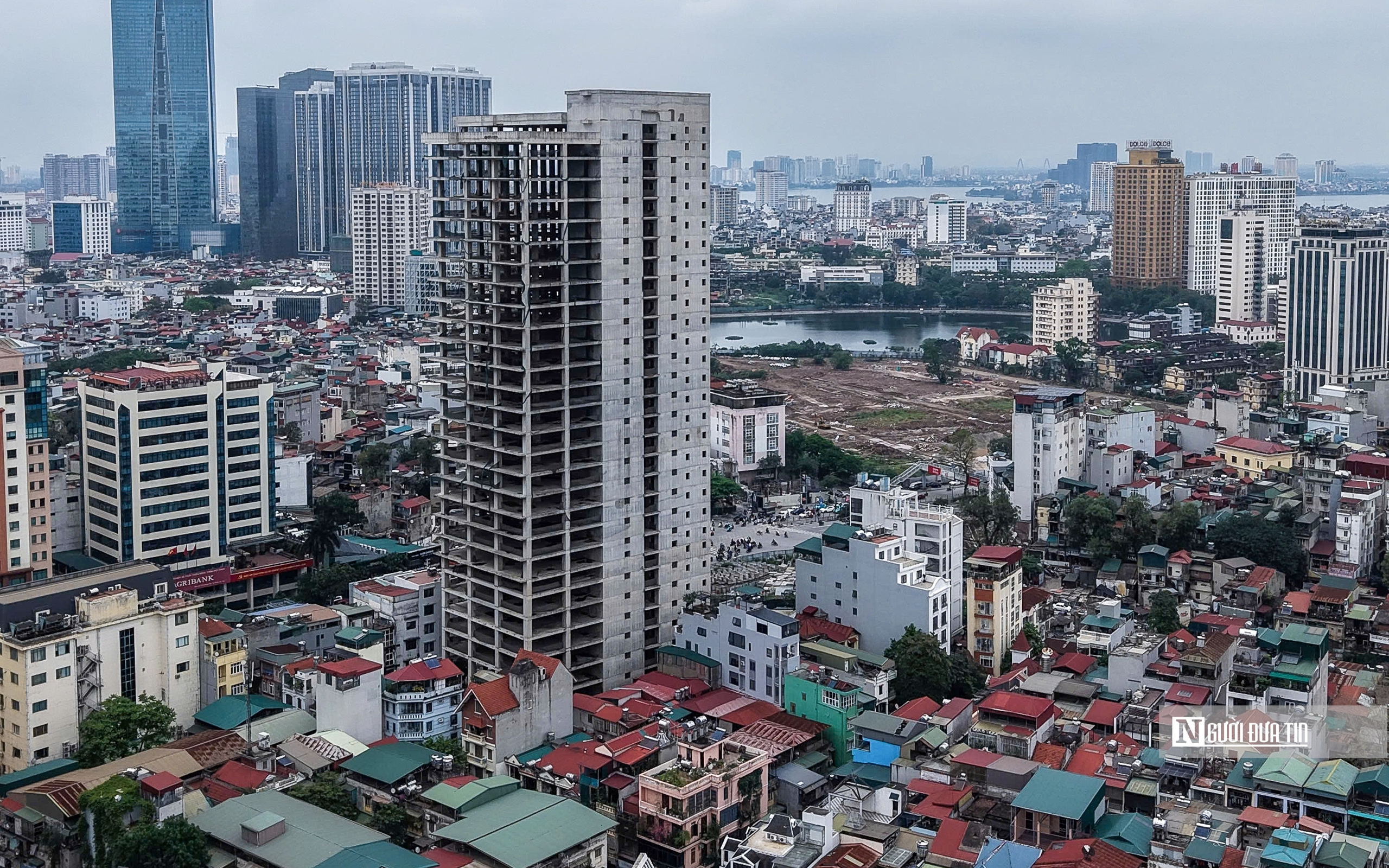 Cận cảnh tòa nhà "chọc trời" bỏ hoang giữa lòng Hà Nội- Ảnh 1. Cận cảnh tòa nhà "chọc trời" bỏ hoang giữa lòng Hà Nội- Ảnh 1.