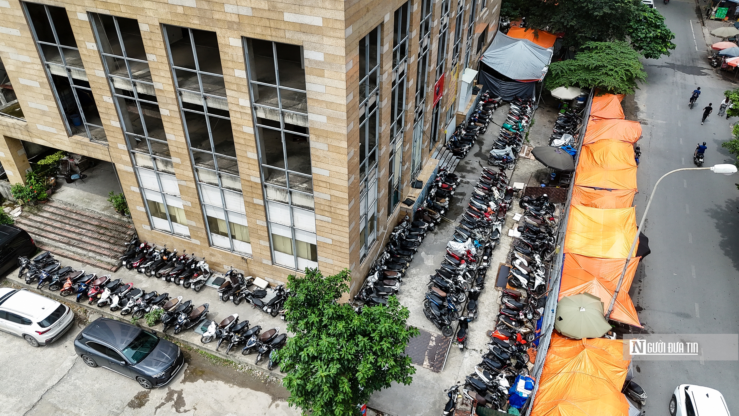 Cận cảnh tòa tháp cao 27 tầng bỏ hoang hơn chục năm giữa lòng Hà Nội- Ảnh 8. Cận cảnh tòa tháp cao 27 tầng bỏ hoang hơn chục năm giữa lòng Hà Nội- Ảnh 8.