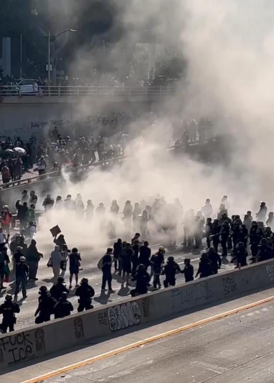 Bất ổn ở Los Angeles: Ông Trump thực hiện hành động chưa từng có trong 60 năm, chuyện gì sẽ xảy ra tiếp theo?- Ảnh 2. Bất ổn ở Los Angeles: Ông Trump thực hiện hành động chưa từng có trong 60 năm, chuyện gì sẽ xảy ra tiếp theo?- Ảnh 2.