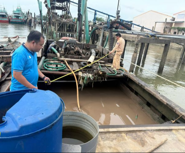 Bắt 9 tàu, sà lan khai thác cát trái phép trên sông Tiền- Ảnh 1. Bắt 9 tàu, sà lan khai thác cát trái phép trên sông Tiền- Ảnh 1.