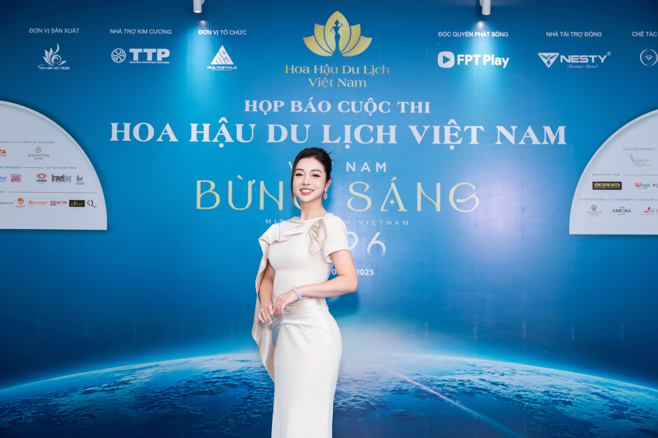 Hoa hậu Jennifer Phạm xinh đẹp, rạng rỡ đảm nhận cương vị mới- Ảnh 2. Hoa hậu Jennifer Phạm xinh đẹp, rạng rỡ đảm nhận cương vị mới- Ảnh 2.
