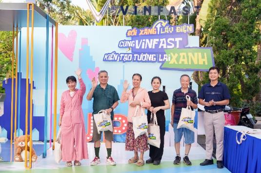 Người dân Hải Phòng, Đà Nẵng hào hứng “đổi xe xăng, lấy xe máy điện”- Ảnh 1. Người dân Hải Phòng, Đà Nẵng hào hứng “đổi xe xăng, lấy xe máy điện”- Ảnh 1.