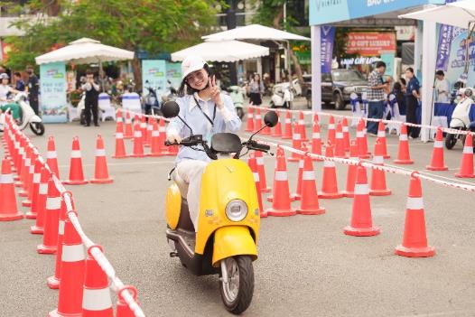 Người dân Hải Phòng, Đà Nẵng hào hứng “đổi xe xăng, lấy xe máy điện”- Ảnh 2. Người dân Hải Phòng, Đà Nẵng hào hứng “đổi xe xăng, lấy xe máy điện”- Ảnh 2.
